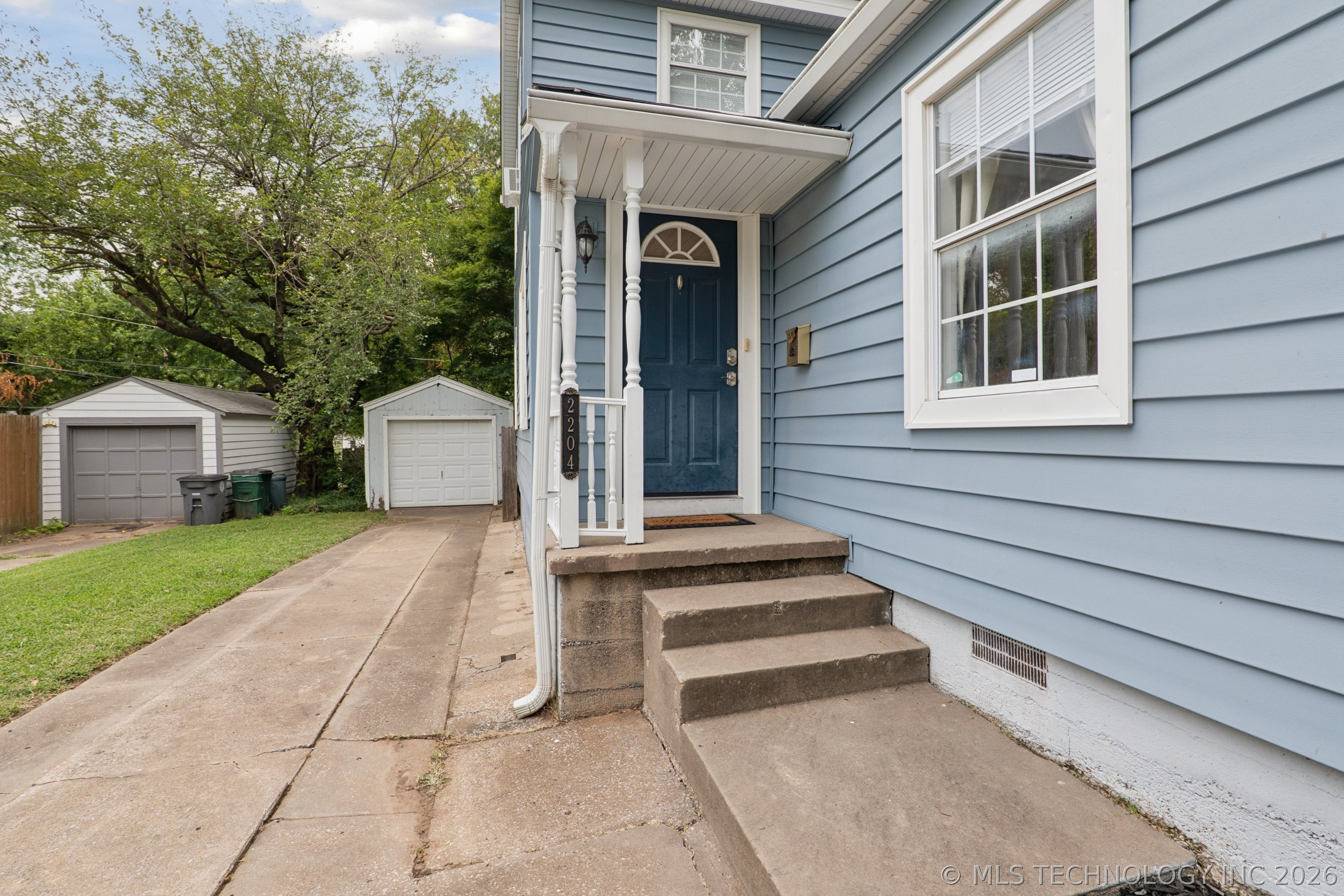 2204 S Oswego Place Property Photo 2
