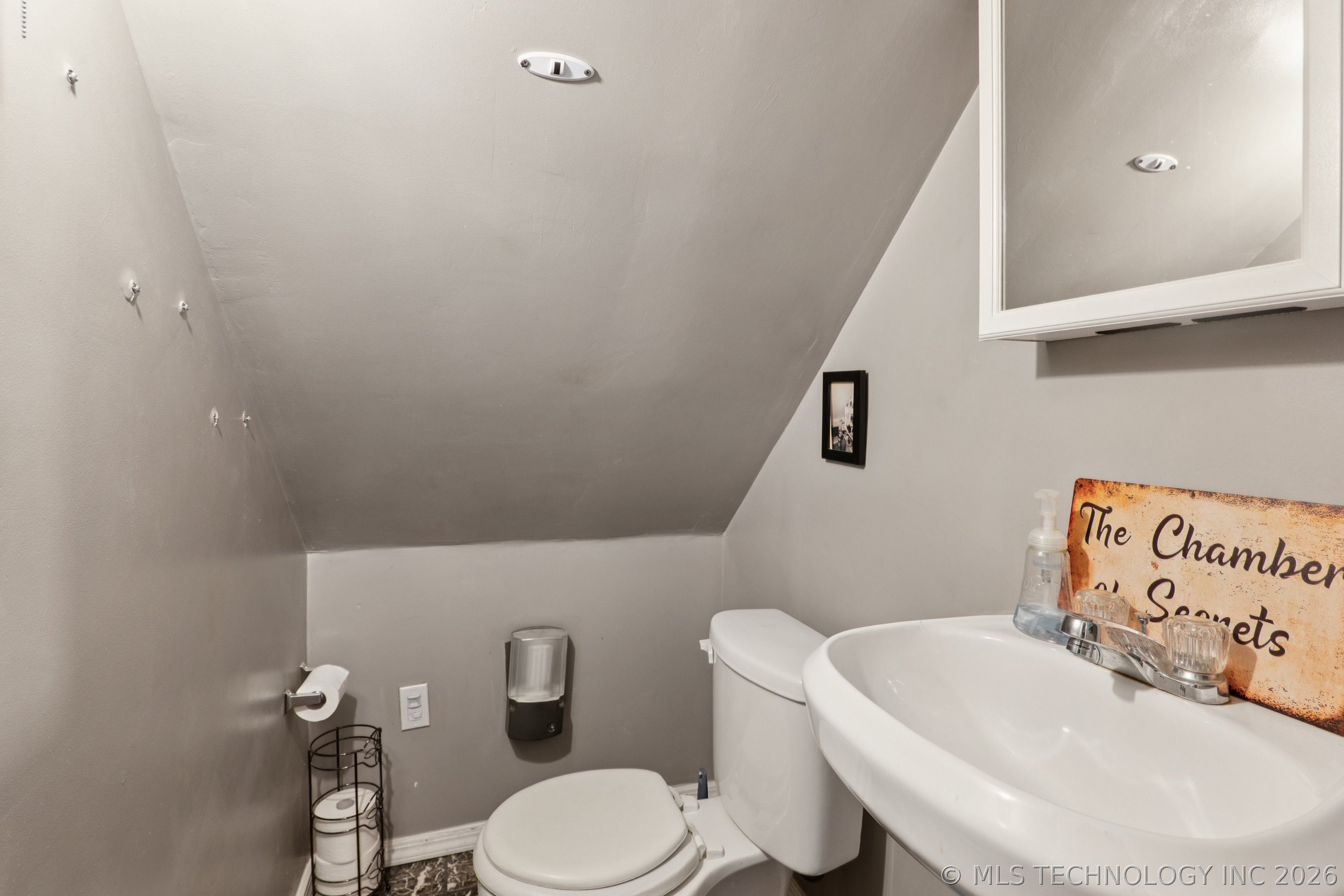 2204 S Oswego Place Property Photo 8