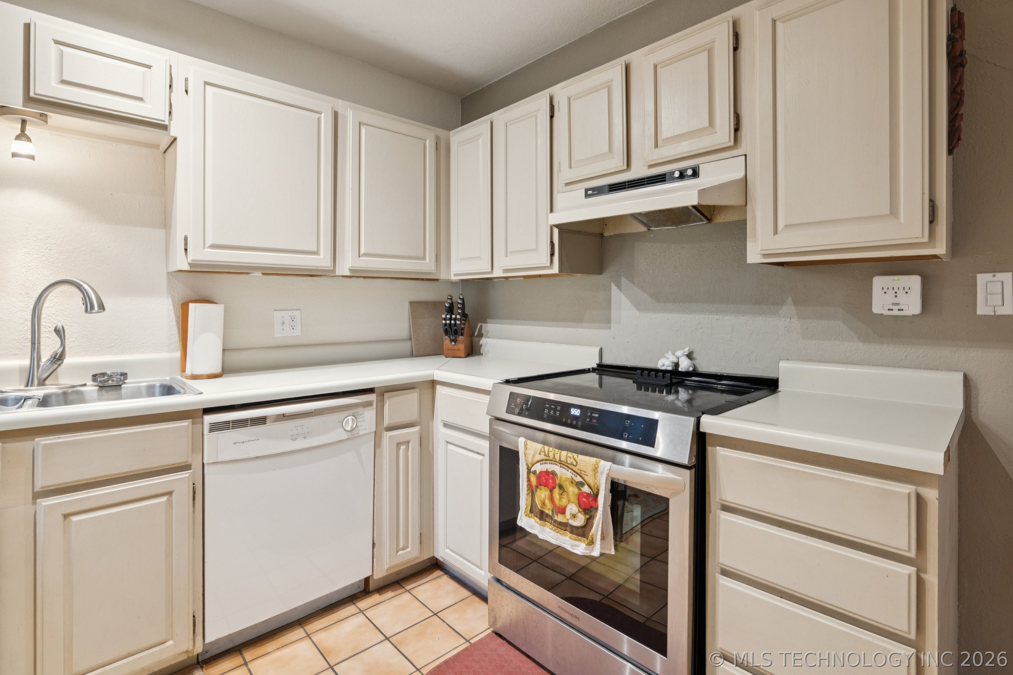 2204 S Oswego Place Property Photo 15
