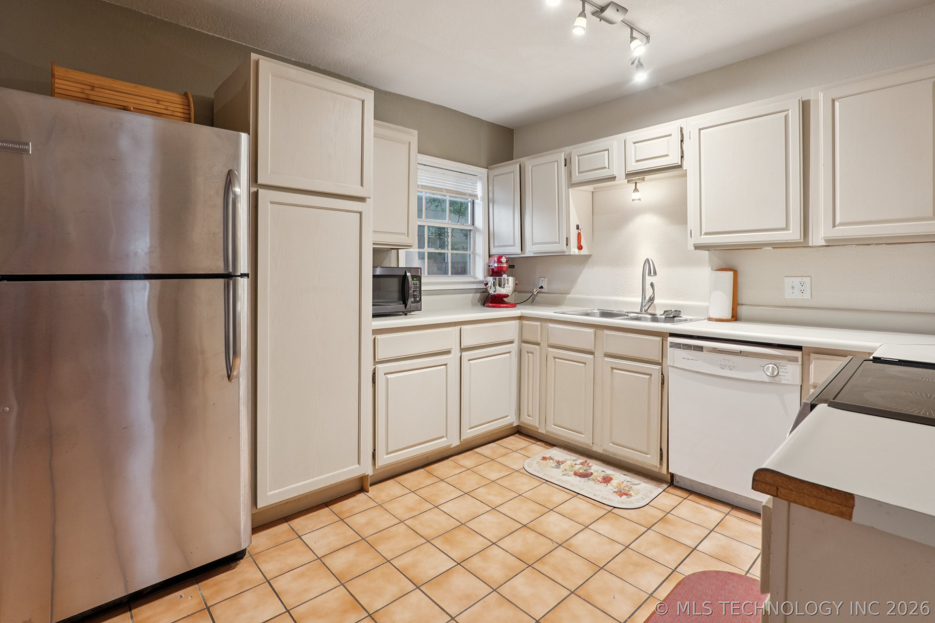 2204 S Oswego Place Property Photo 17
