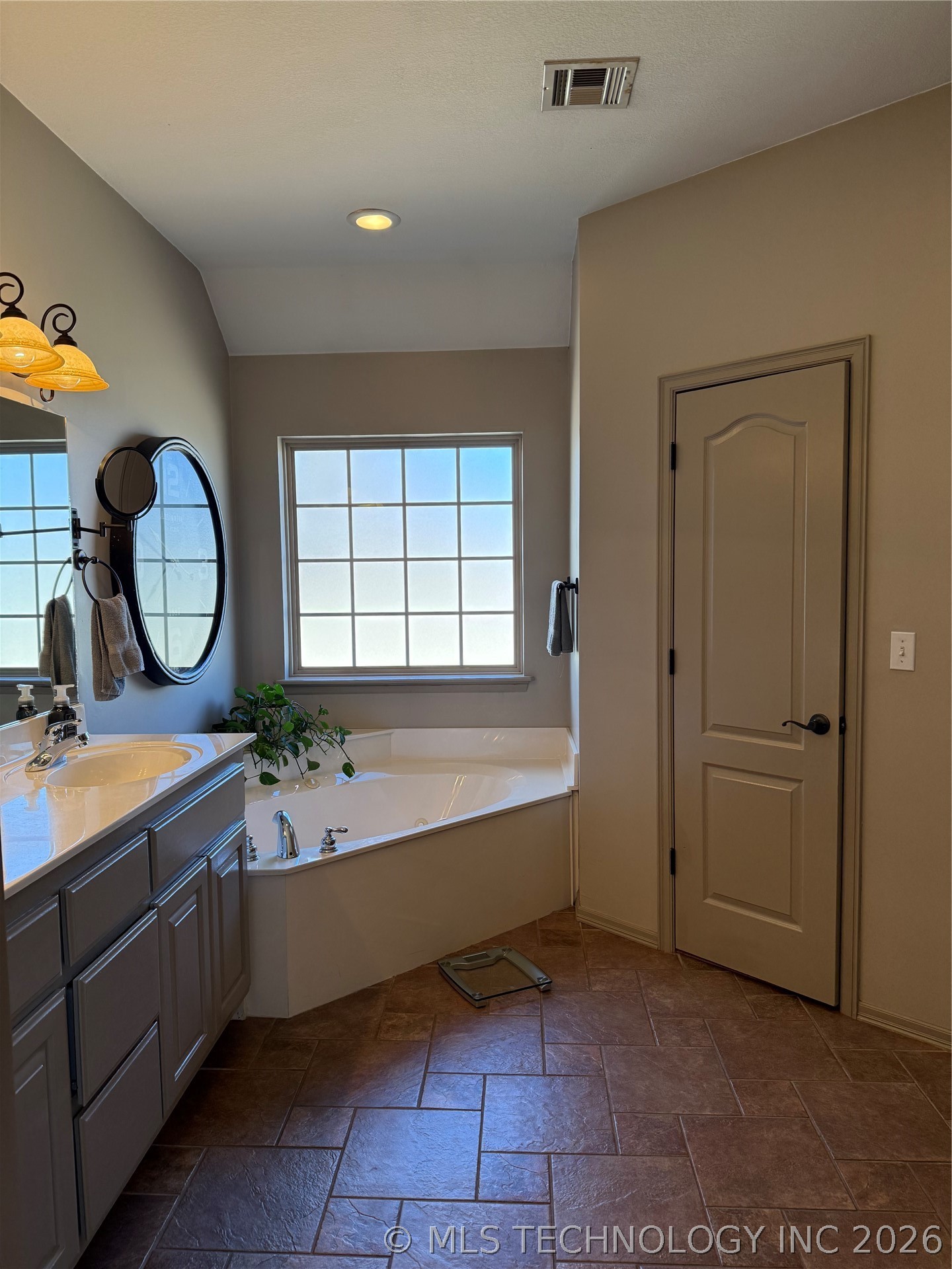 22095 Riverwood Drive Property Photo 18