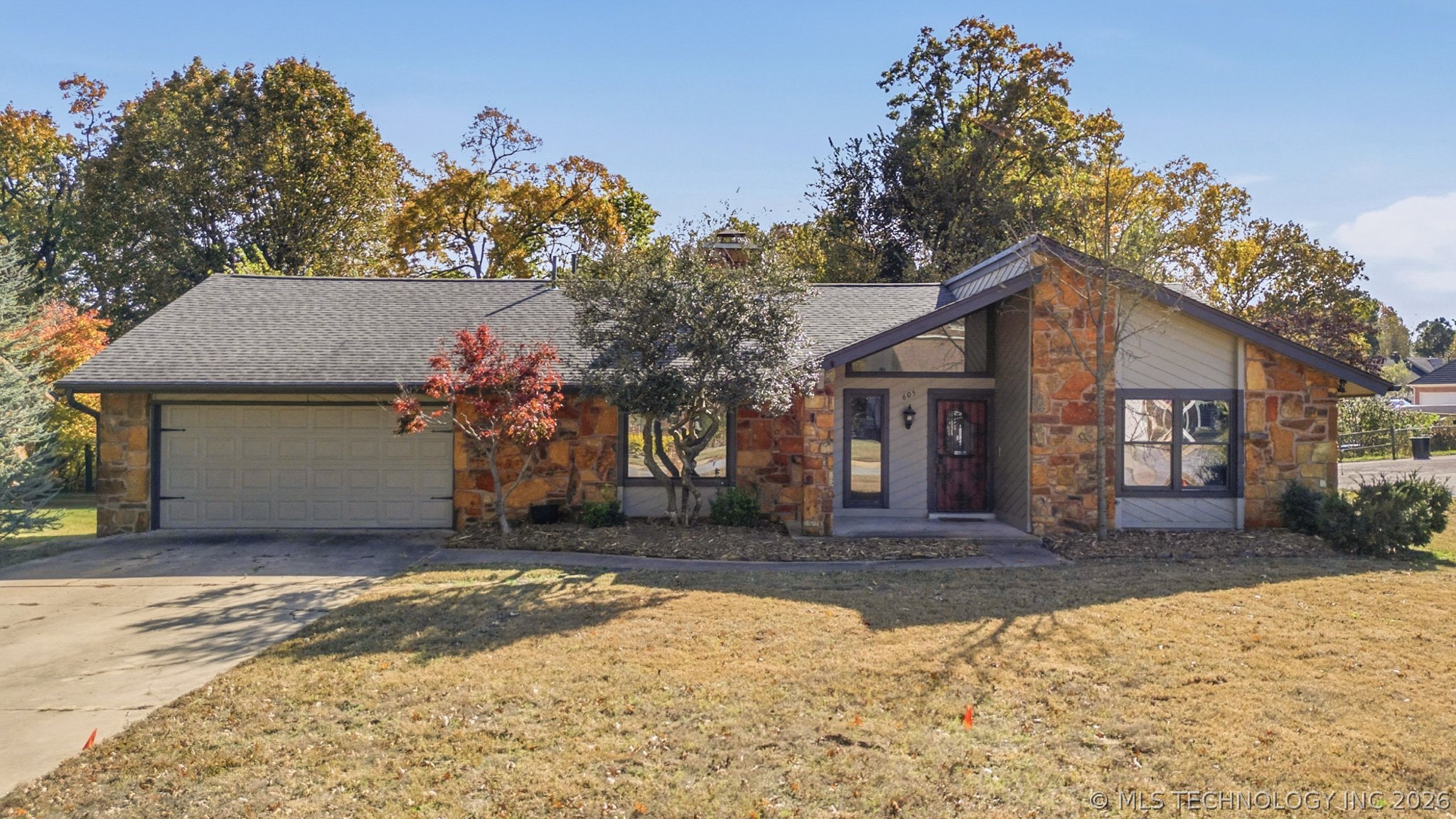 605 E Van Buren Street Property Photo 1