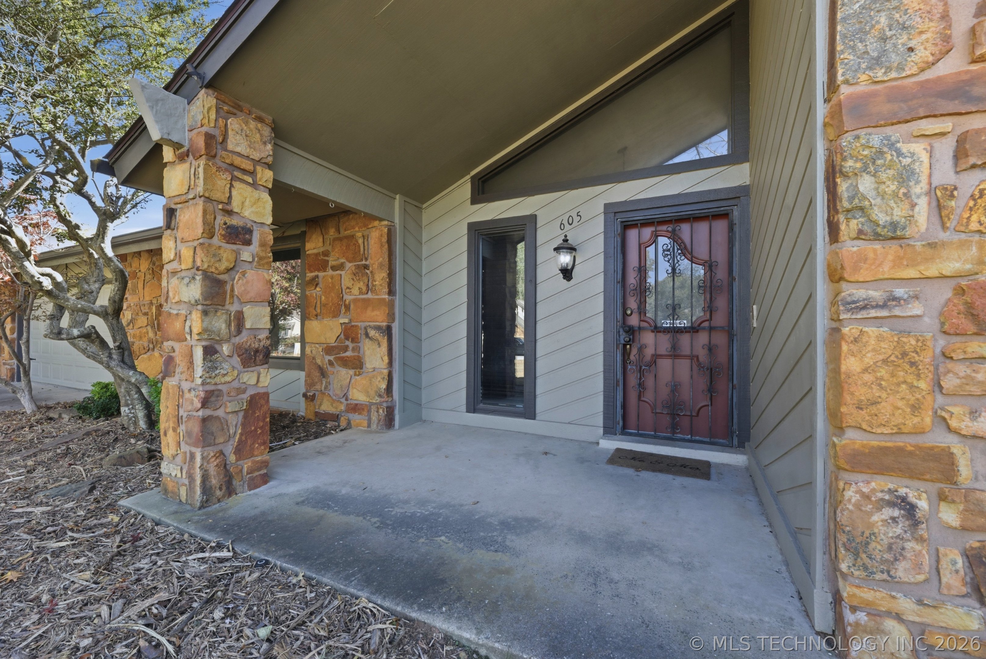 605 E Van Buren Street Property Photo 3