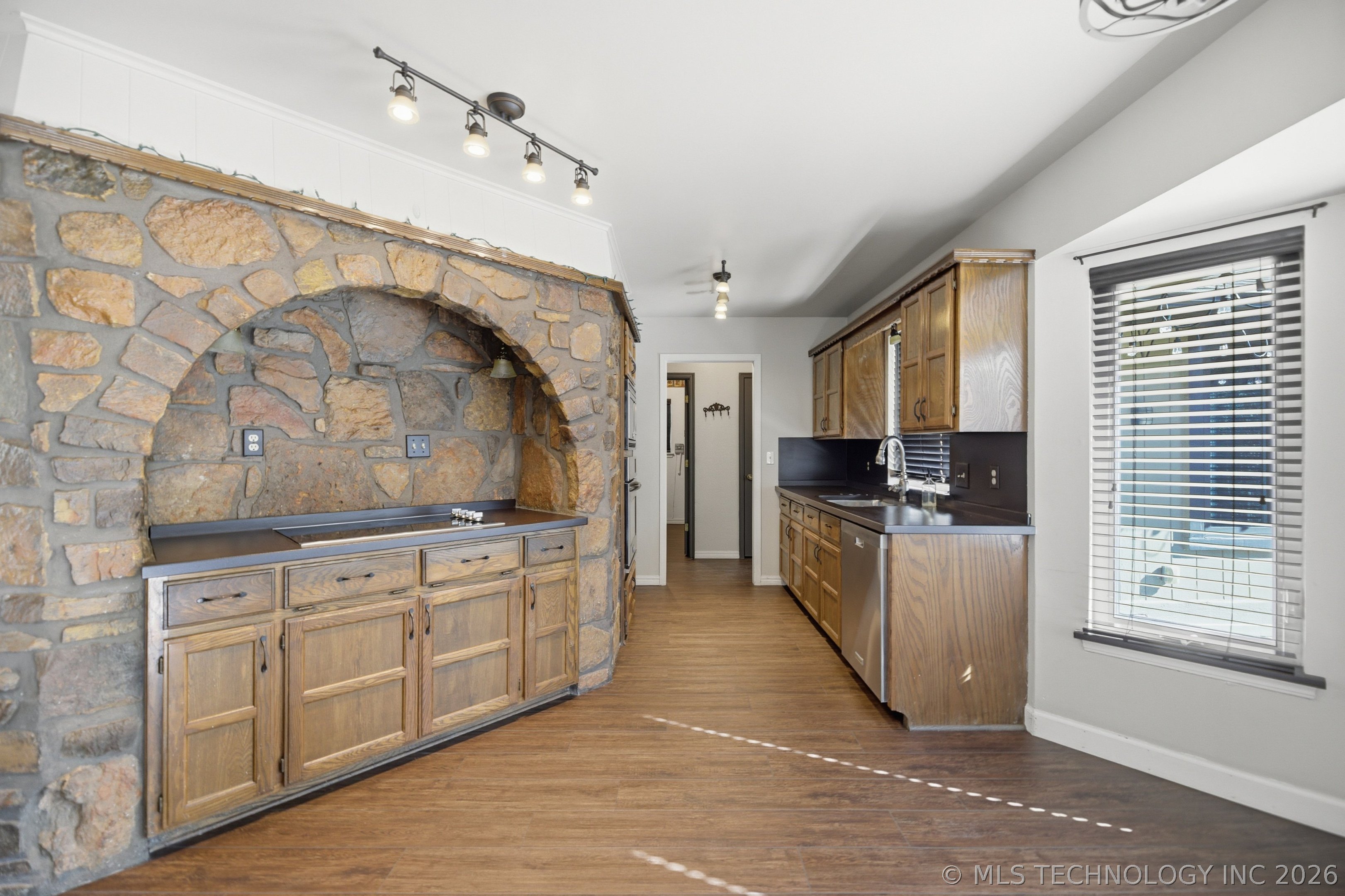 605 E Van Buren Street Property Photo 8