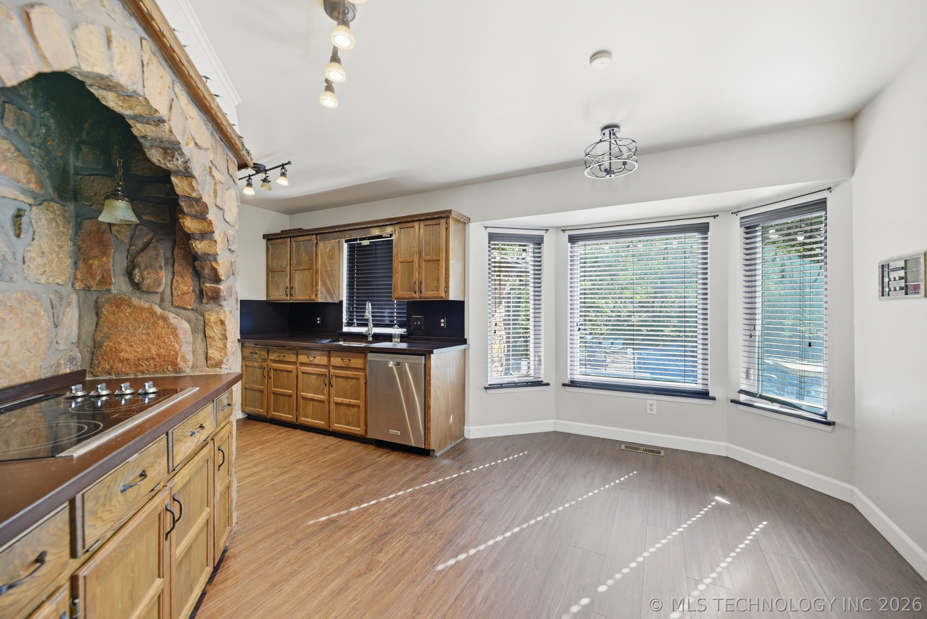 605 E Van Buren Street Property Photo 9