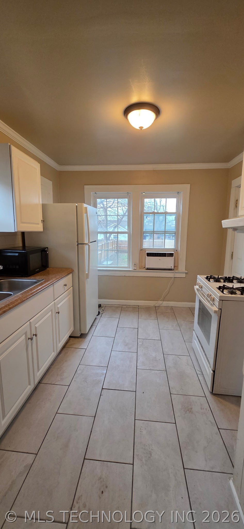 1633 E 8th Street Property Photo 9