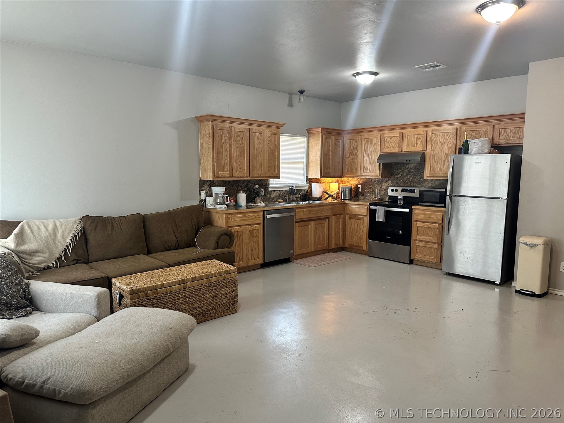 300 E 17th Street Property Photo 2