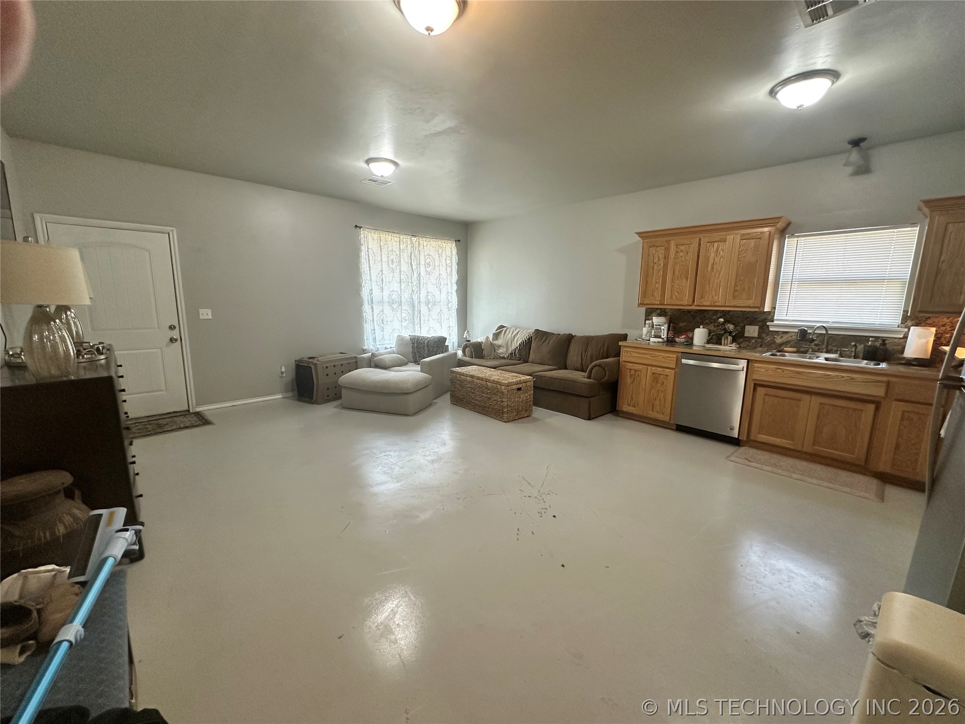 300 E 17th Street Property Photo 3