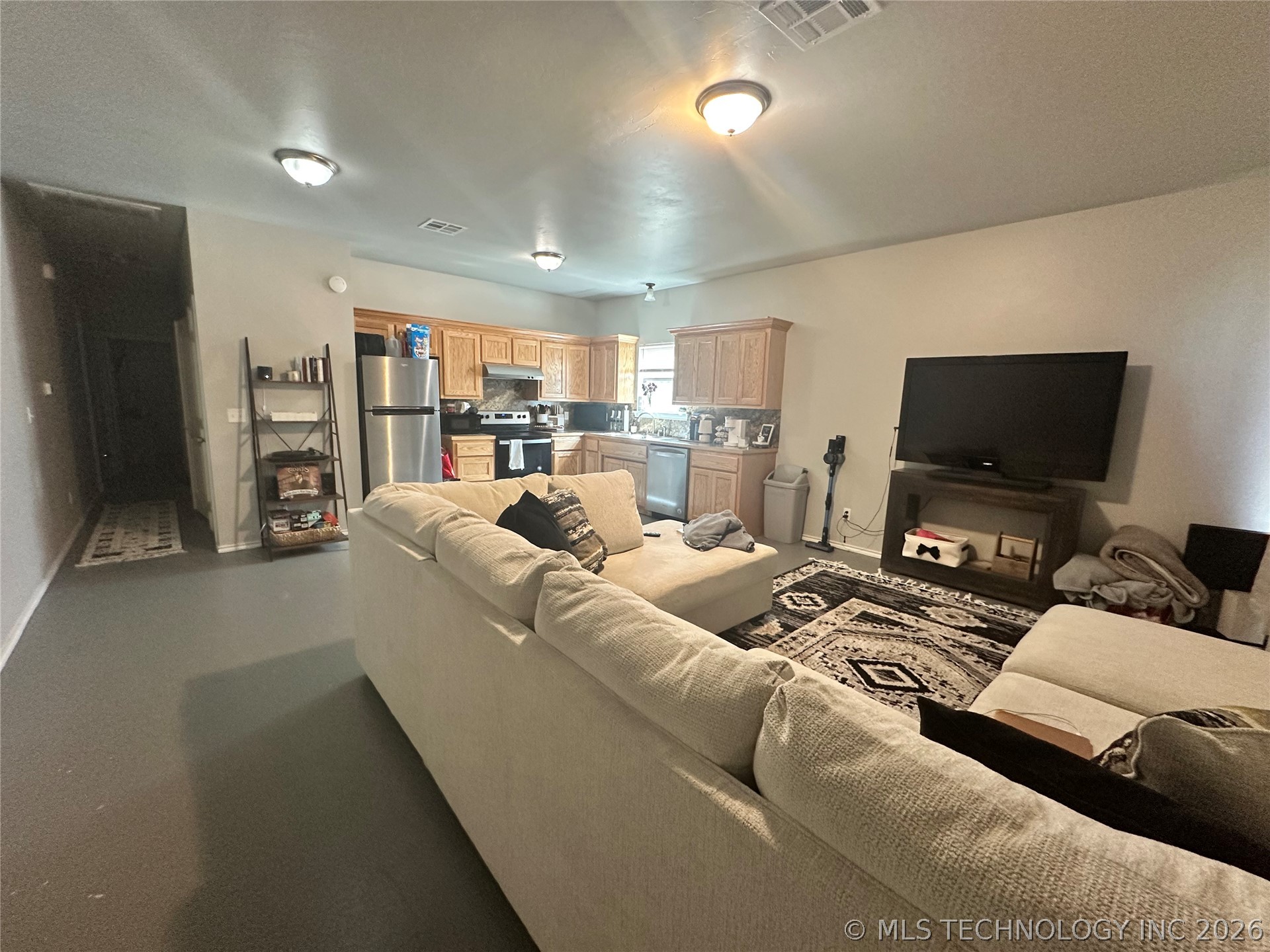 300 E 17th Street Property Photo 9