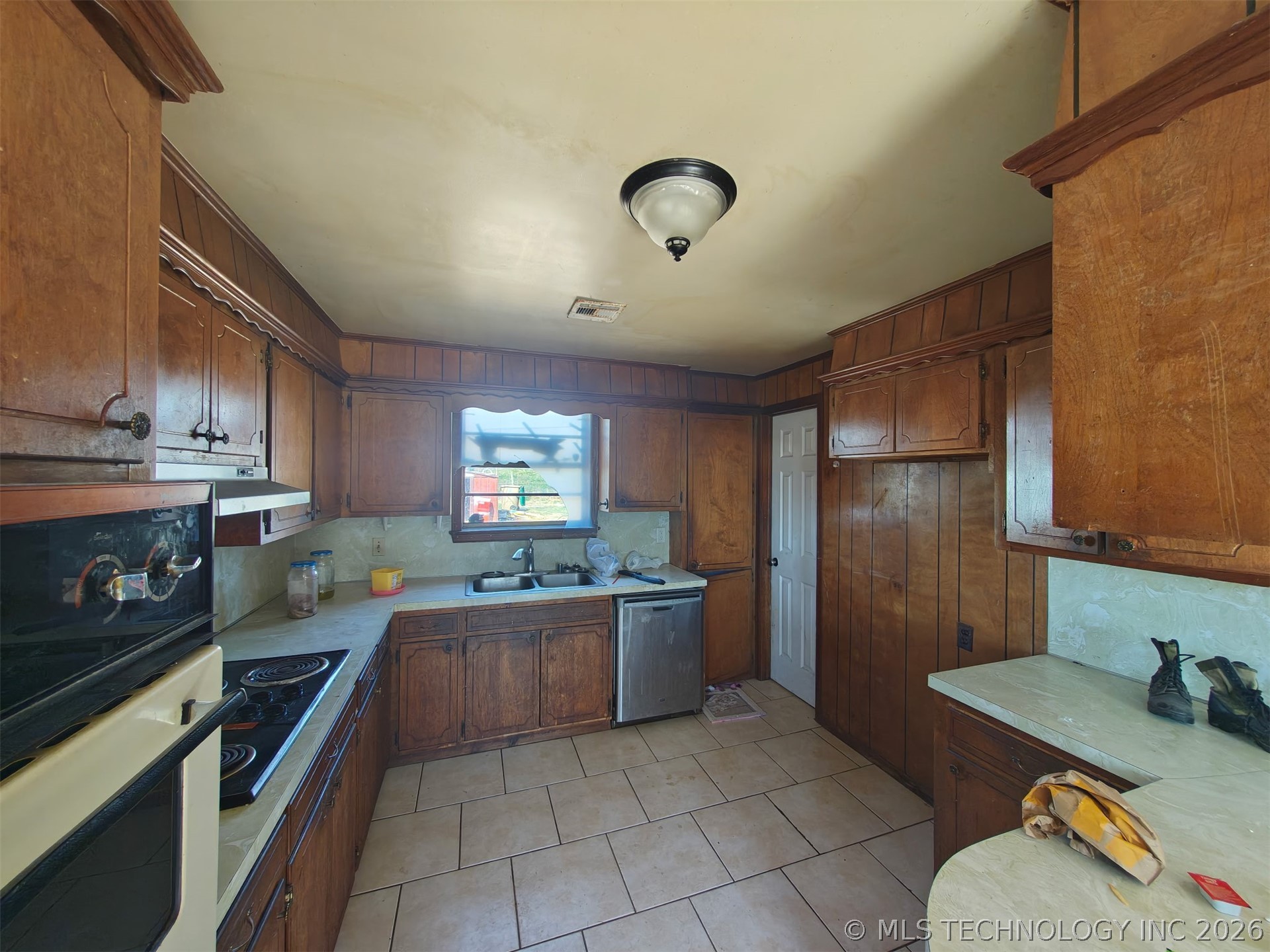 5791 W 1st Street Property Photo 3