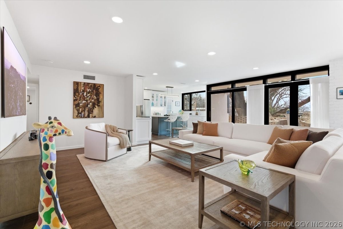611 W 15th Street H2 Property Photo 2