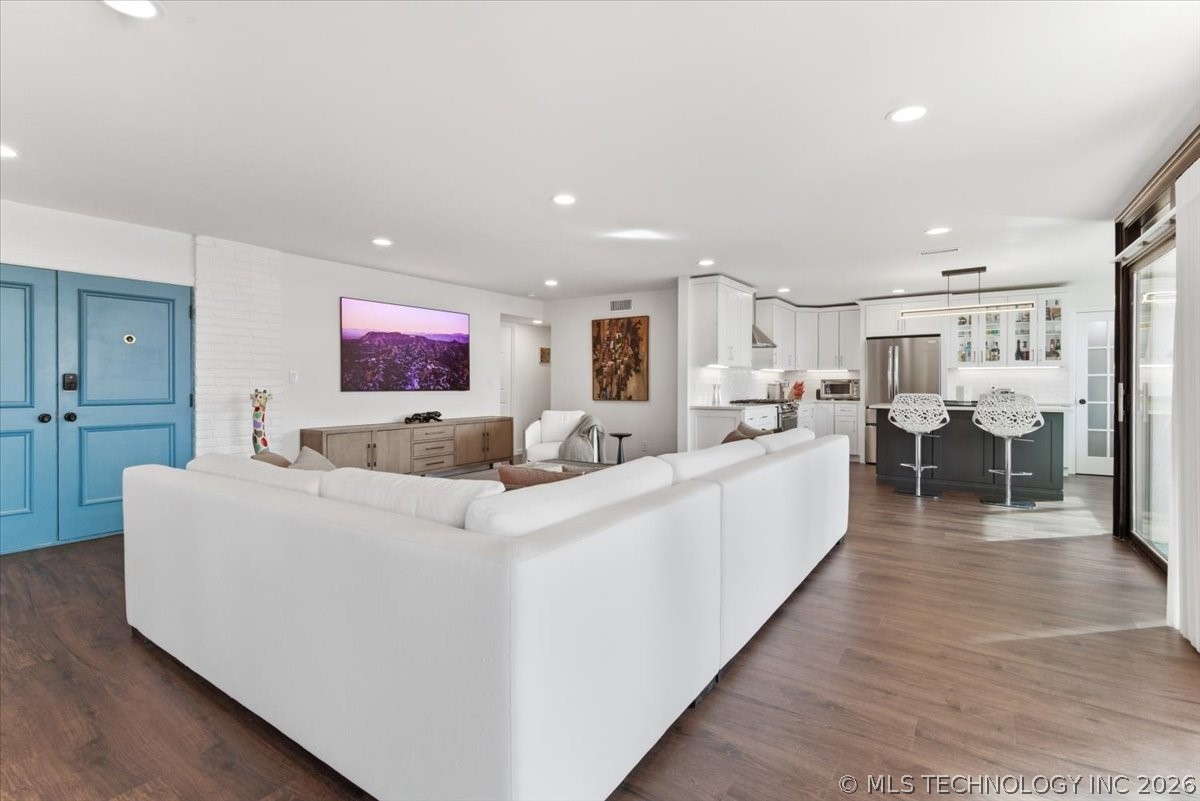 611 W 15th Street H2 Property Photo 3