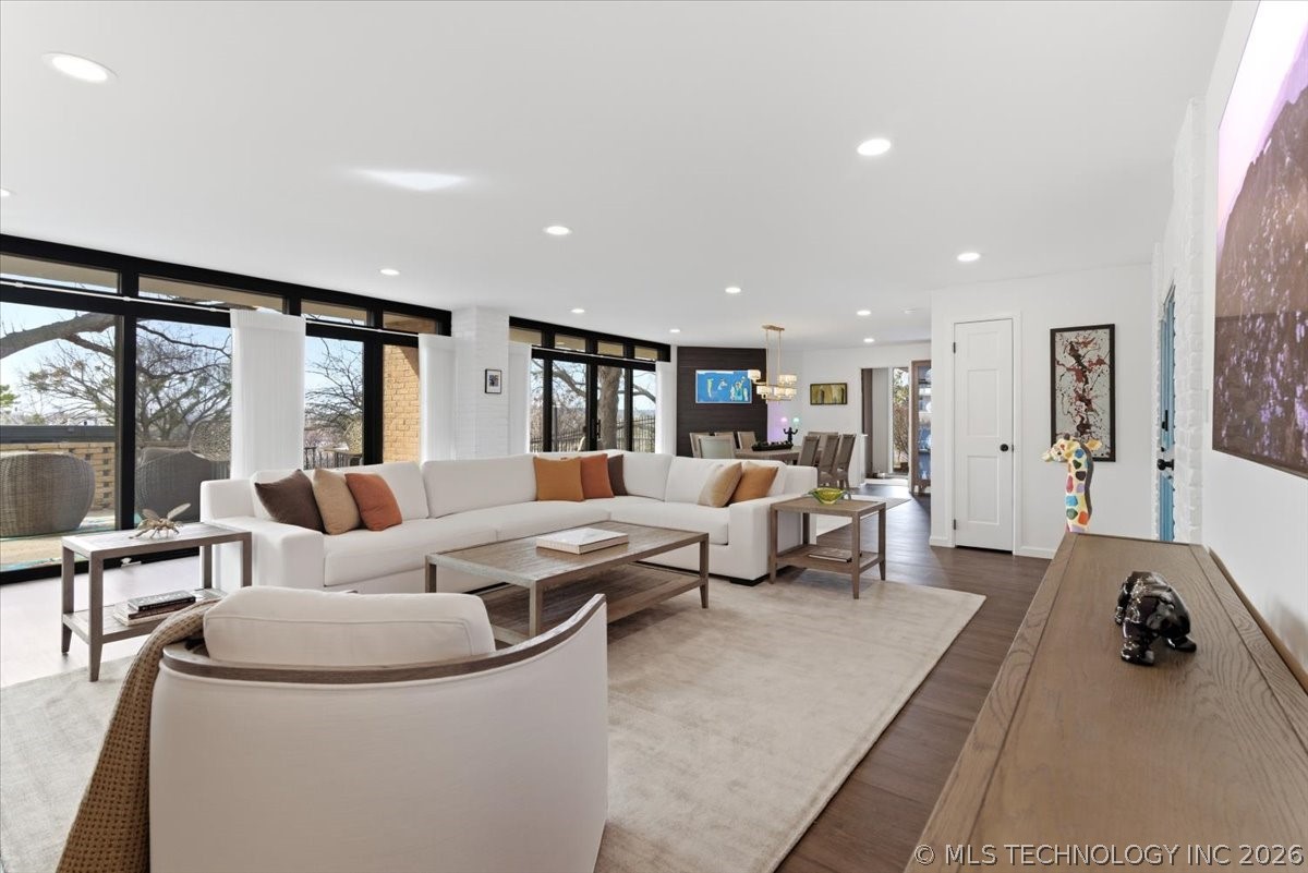 611 W 15th Street H2 Property Photo 4