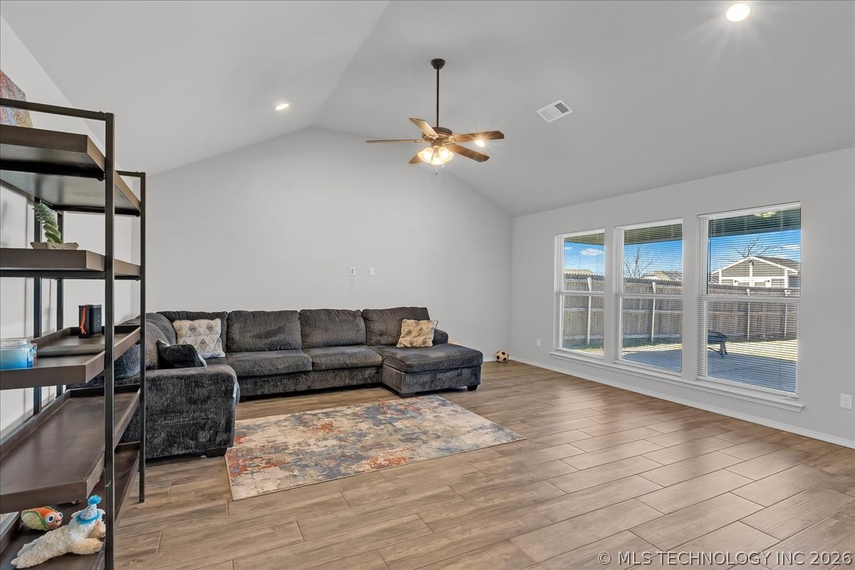3526 E Sandusky Street Property Photo 6