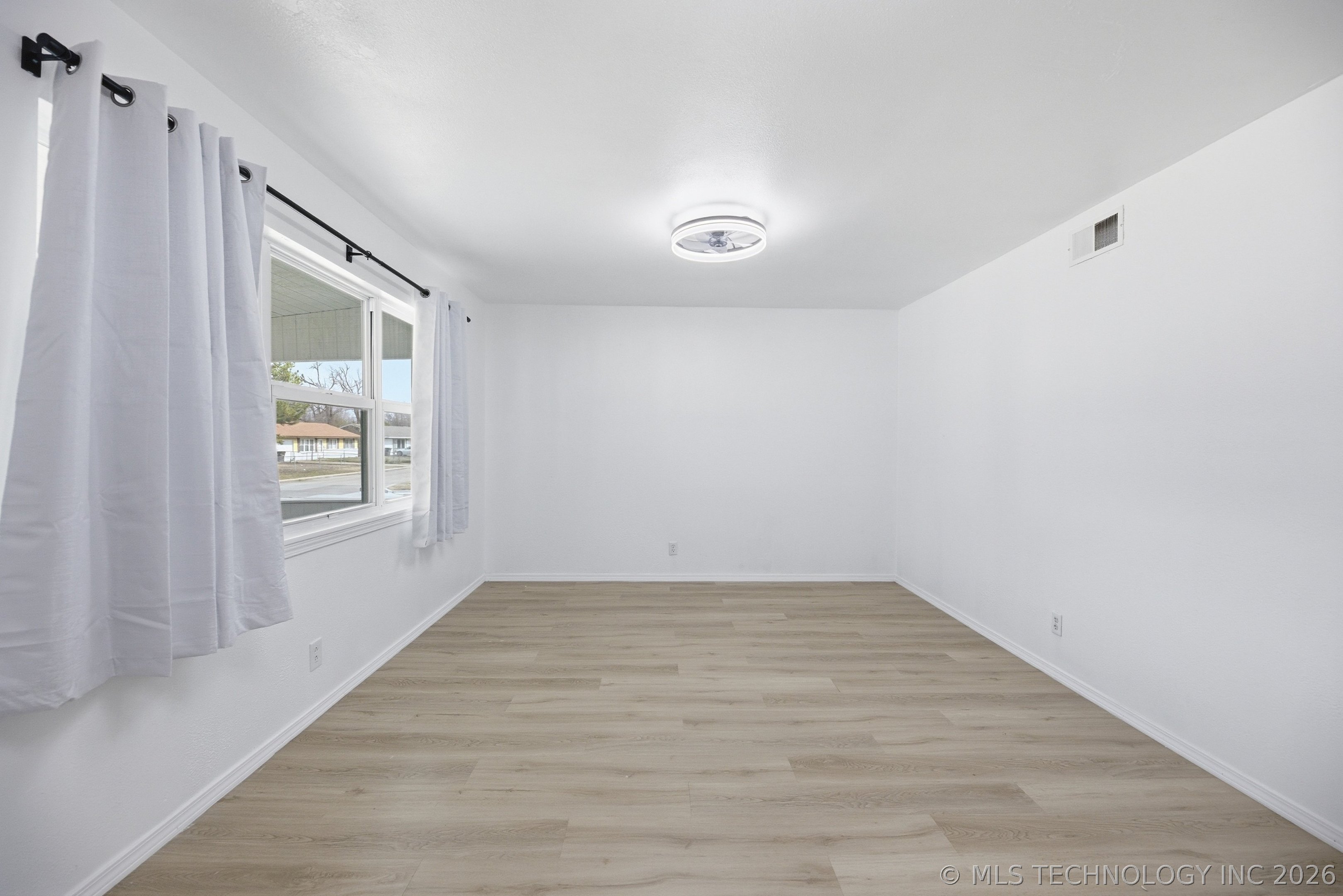 658 E 53rd Street N Property Photo 3