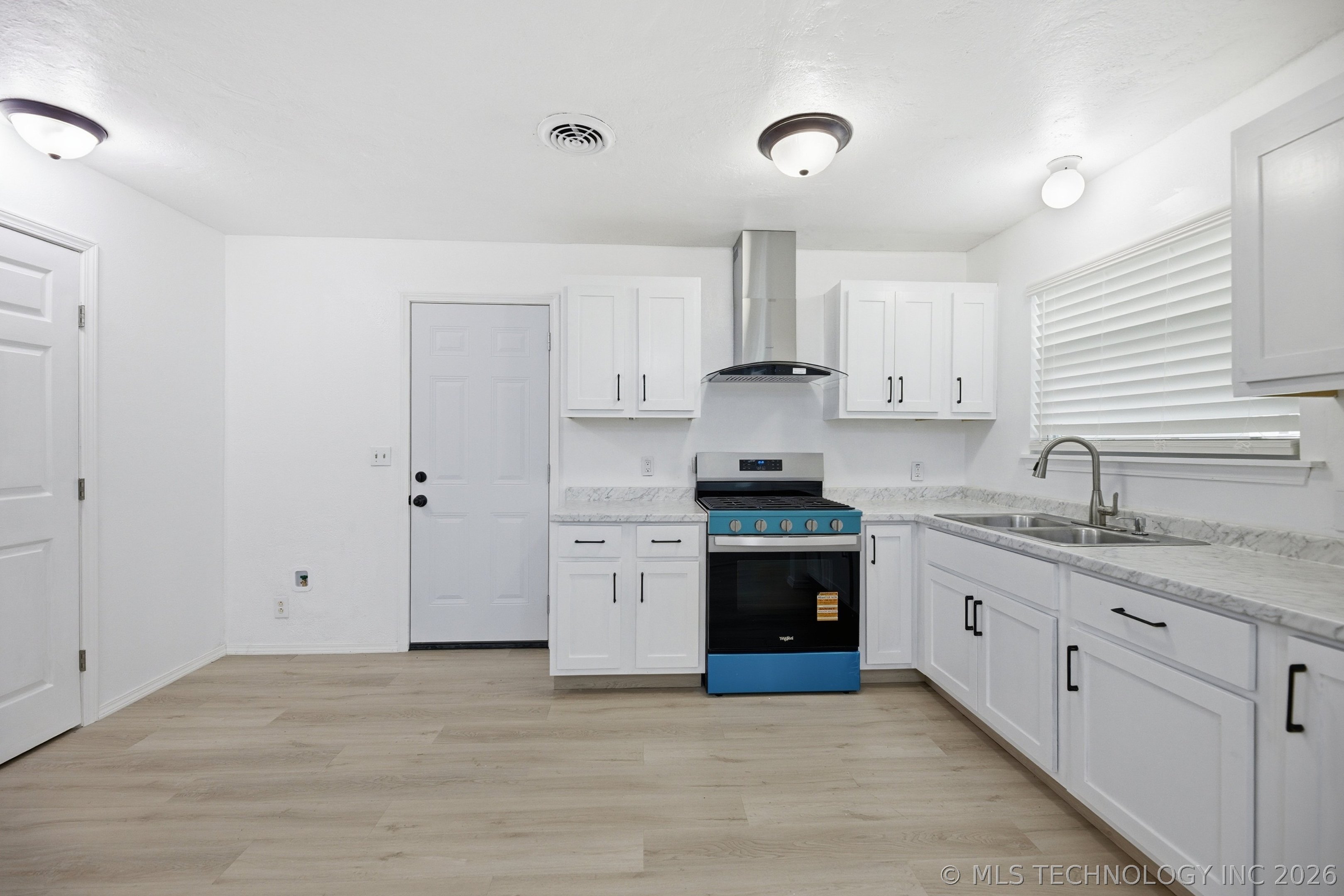 658 E 53rd Street N Property Photo 6