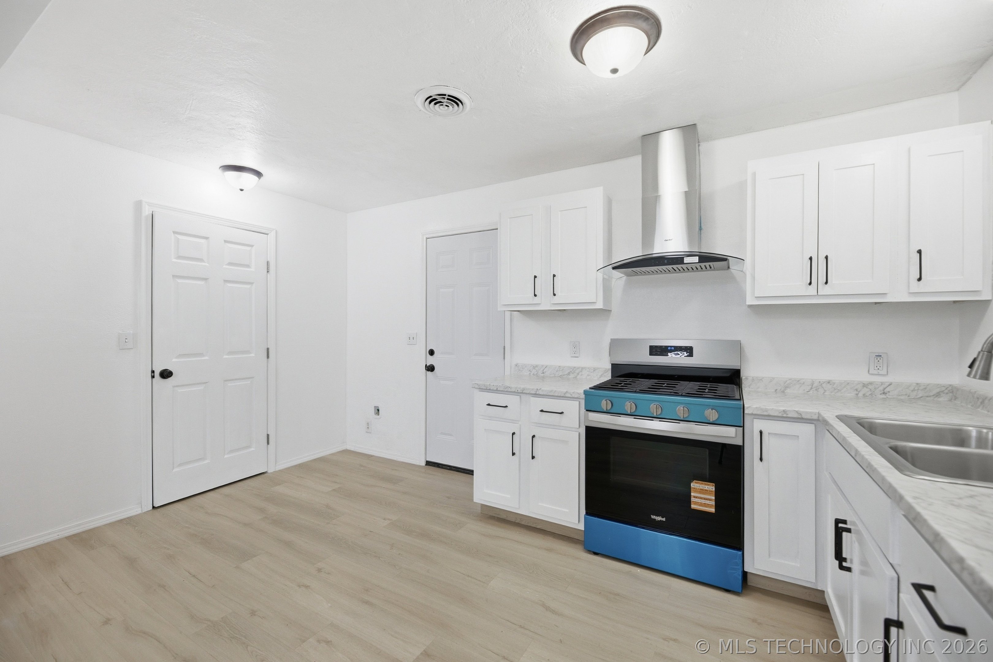 658 E 53rd Street N Property Photo 9