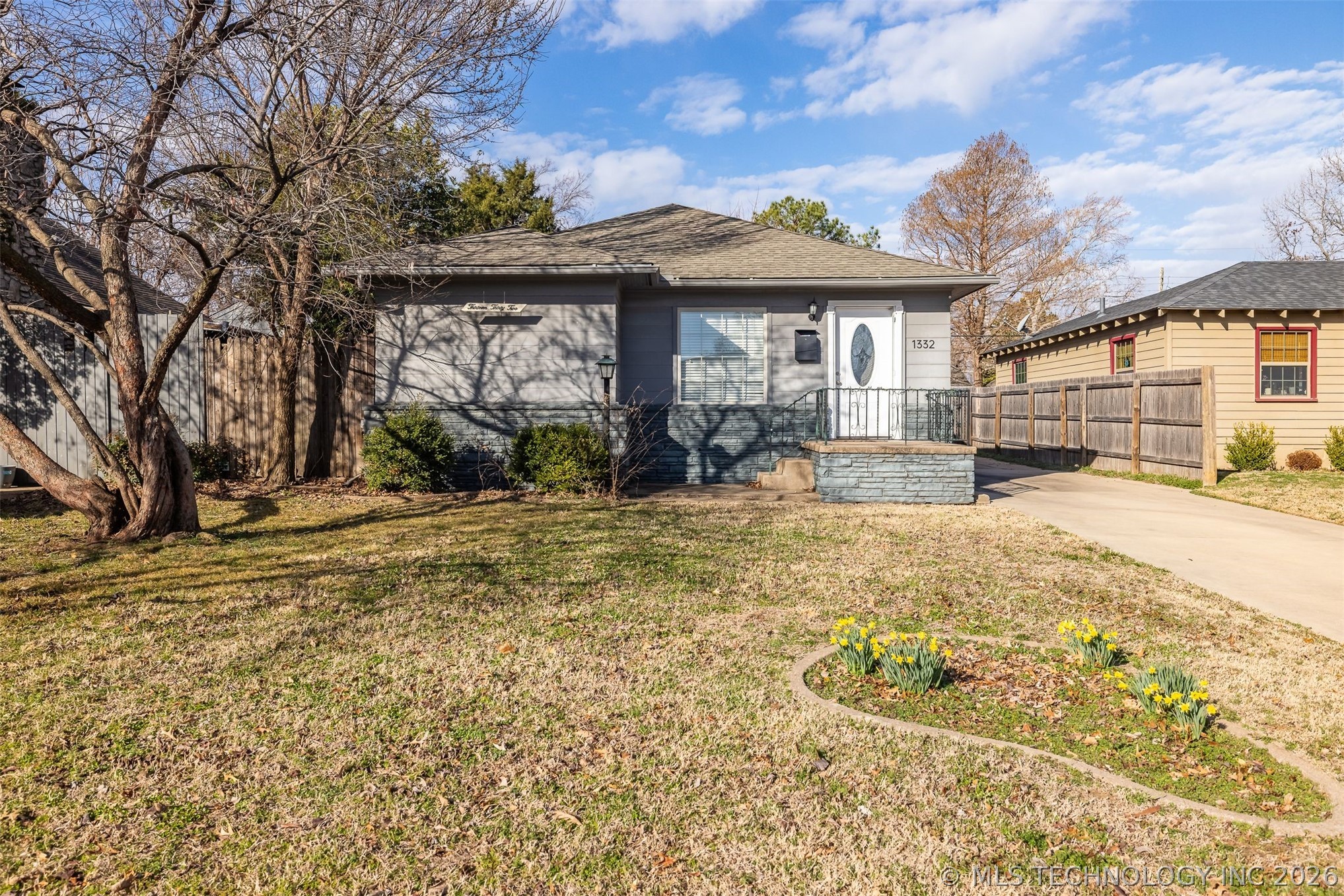 1332 S Knoxville Avenue Property Photo 1
