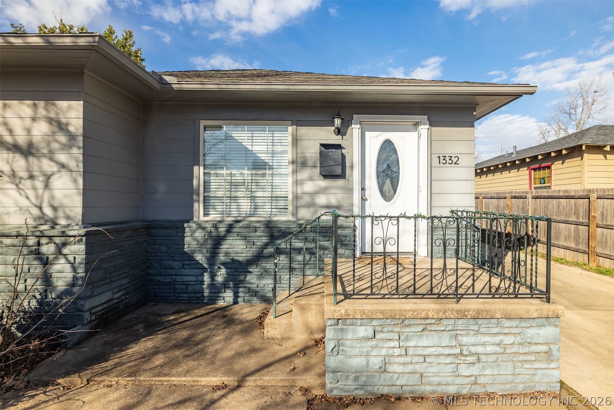 1332 S Knoxville Avenue Property Photo 2