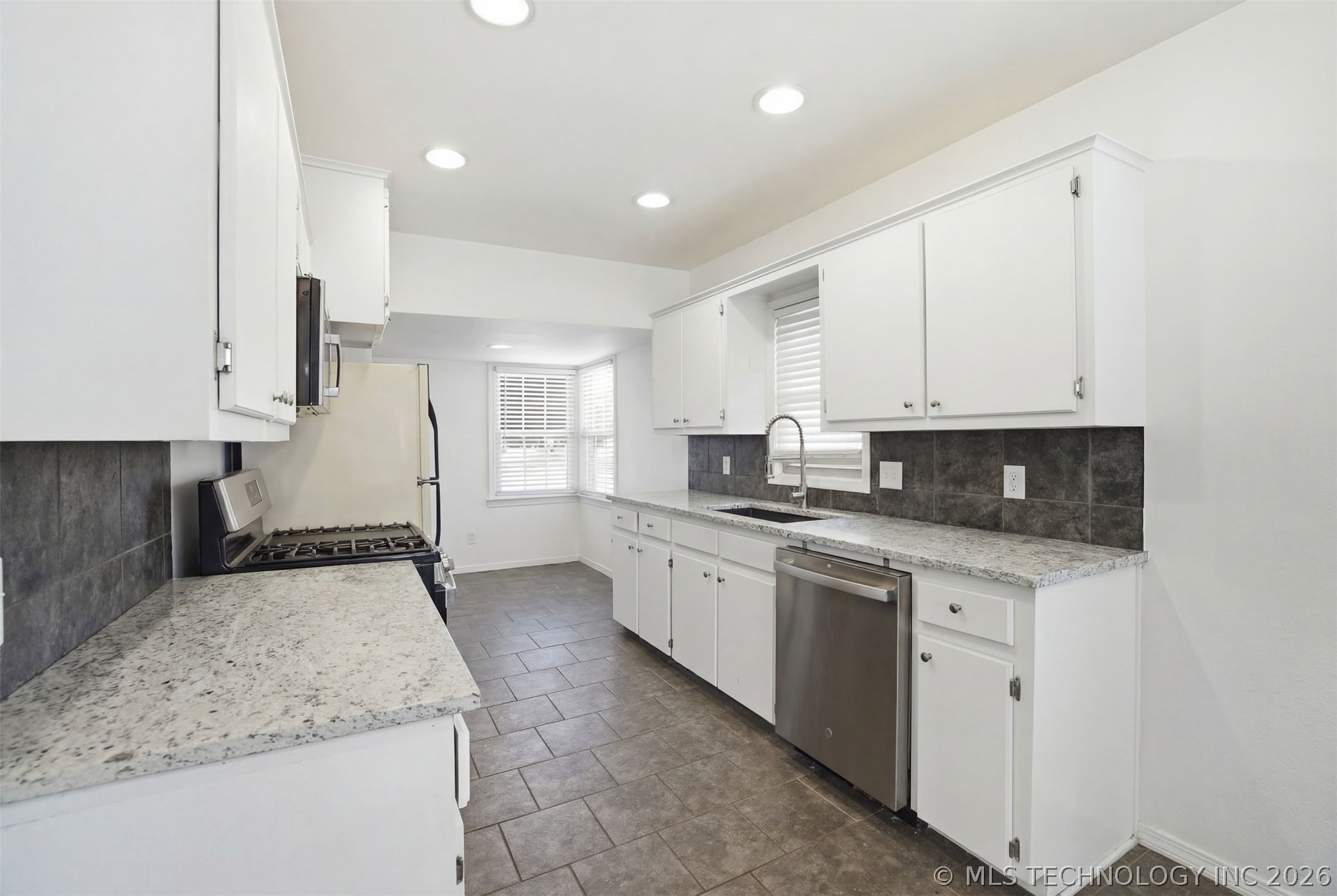 1332 S Knoxville Avenue Property Photo 5