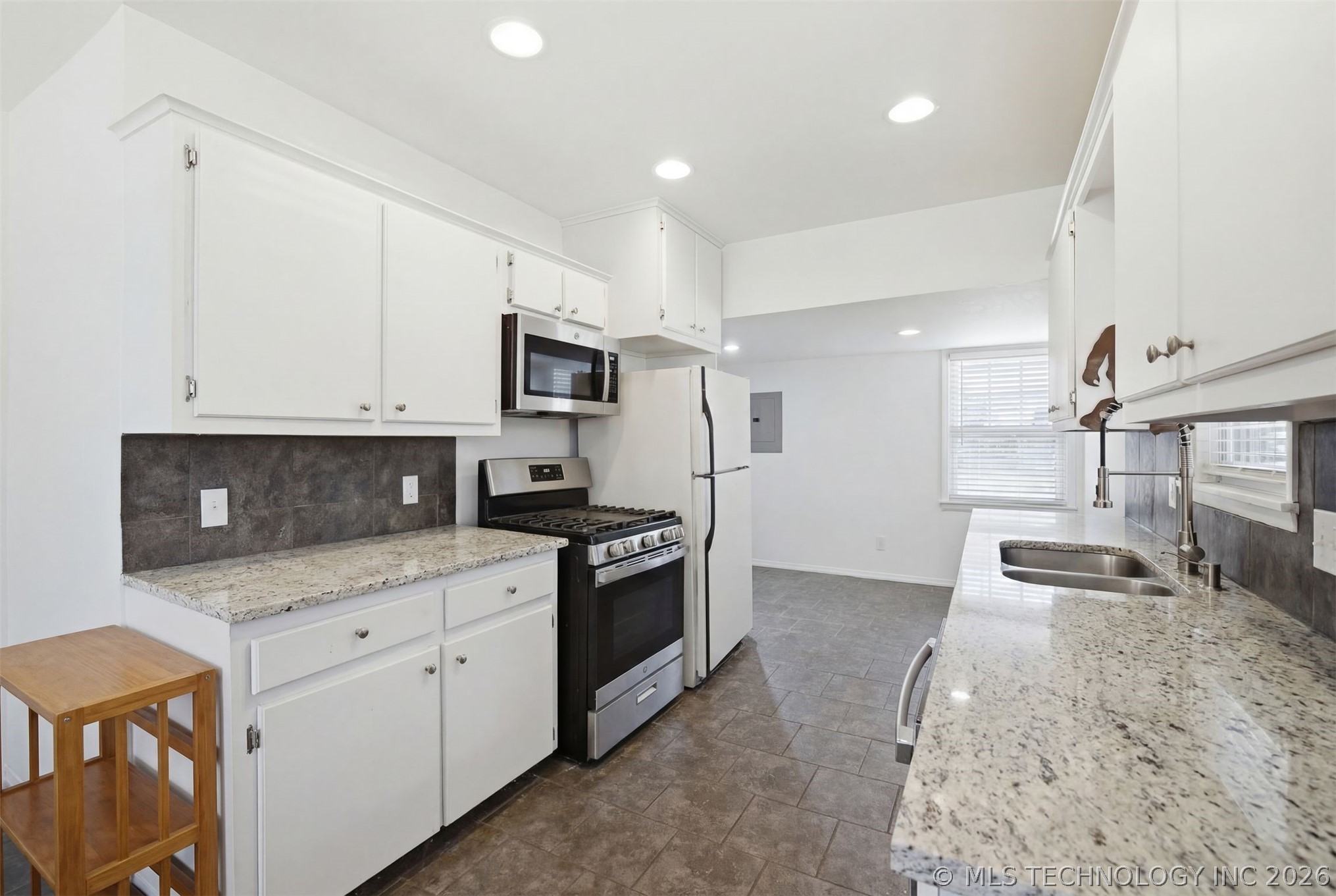 1332 S Knoxville Avenue Property Photo 6