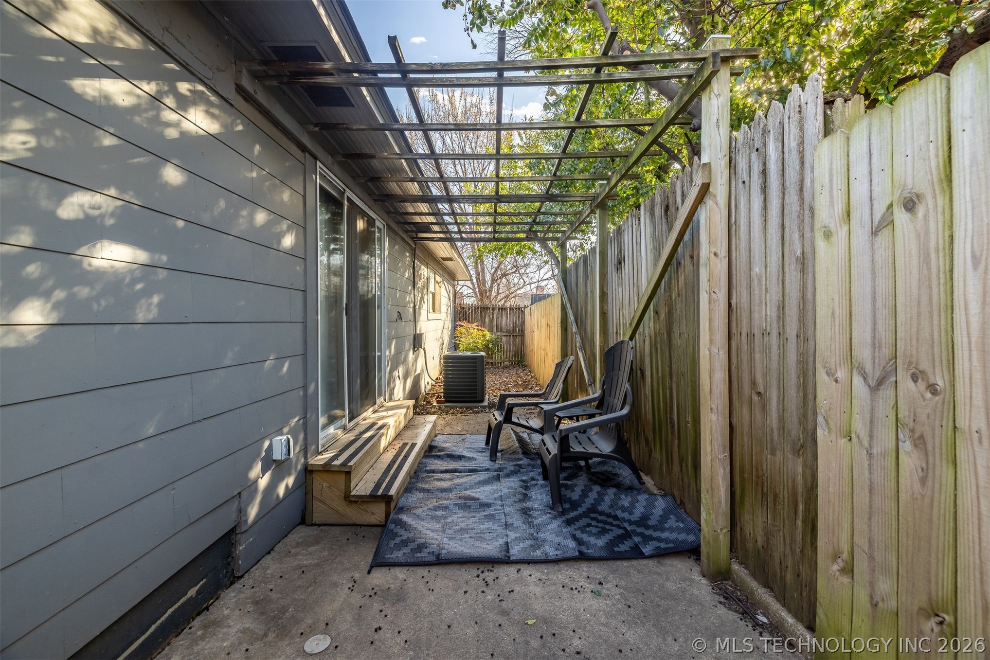 1332 S Knoxville Avenue Property Photo 11