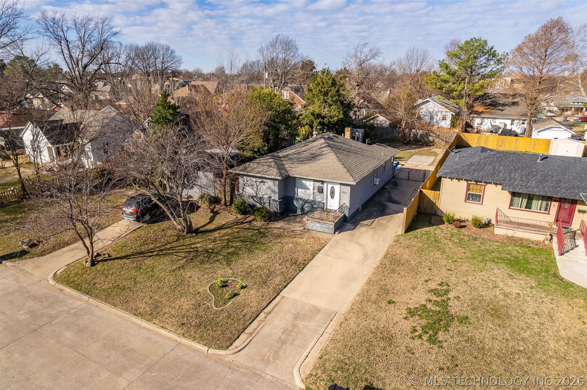 1332 S Knoxville Avenue Property Photo 15