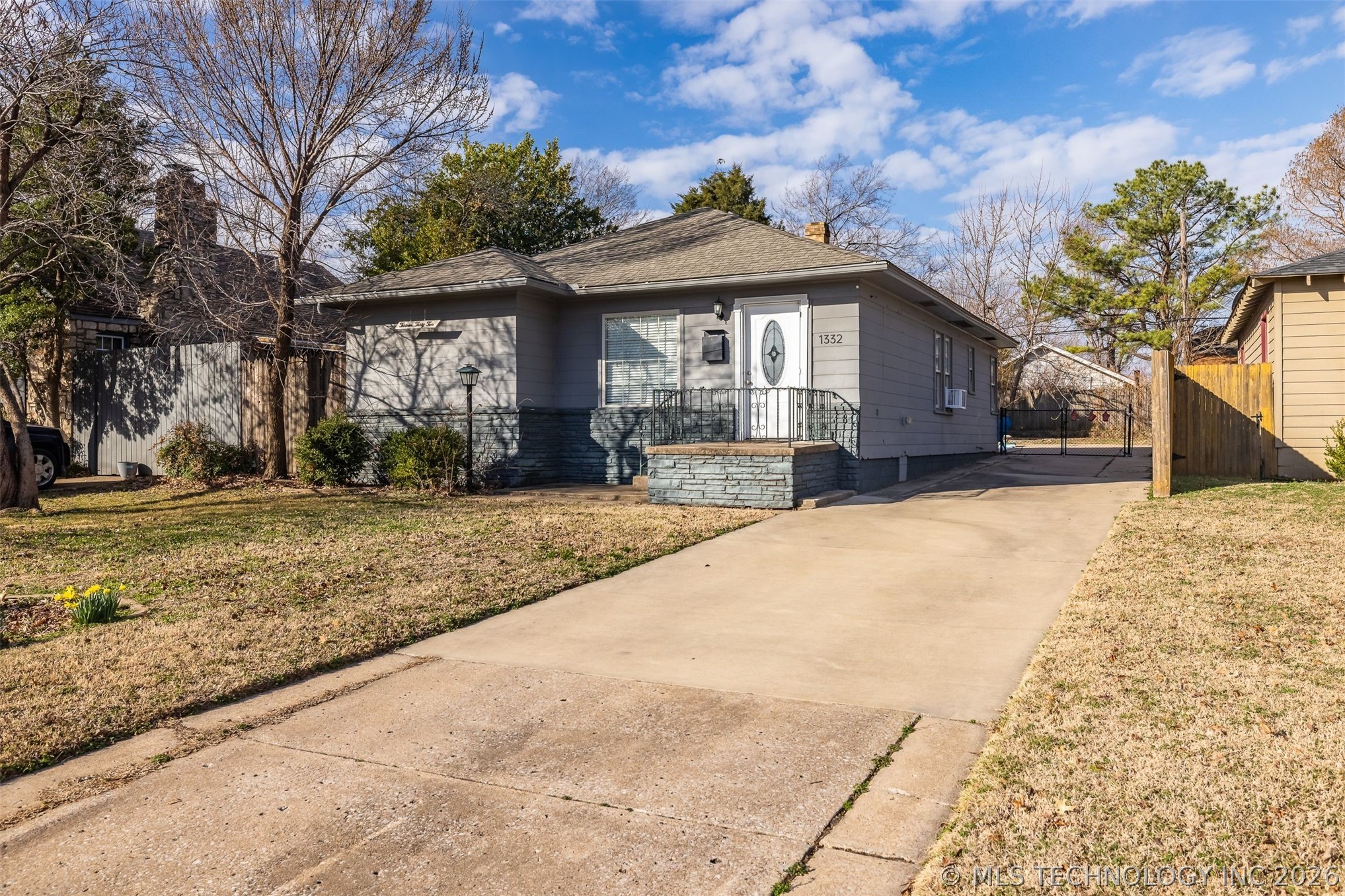 1332 S Knoxville Avenue Property Photo 18