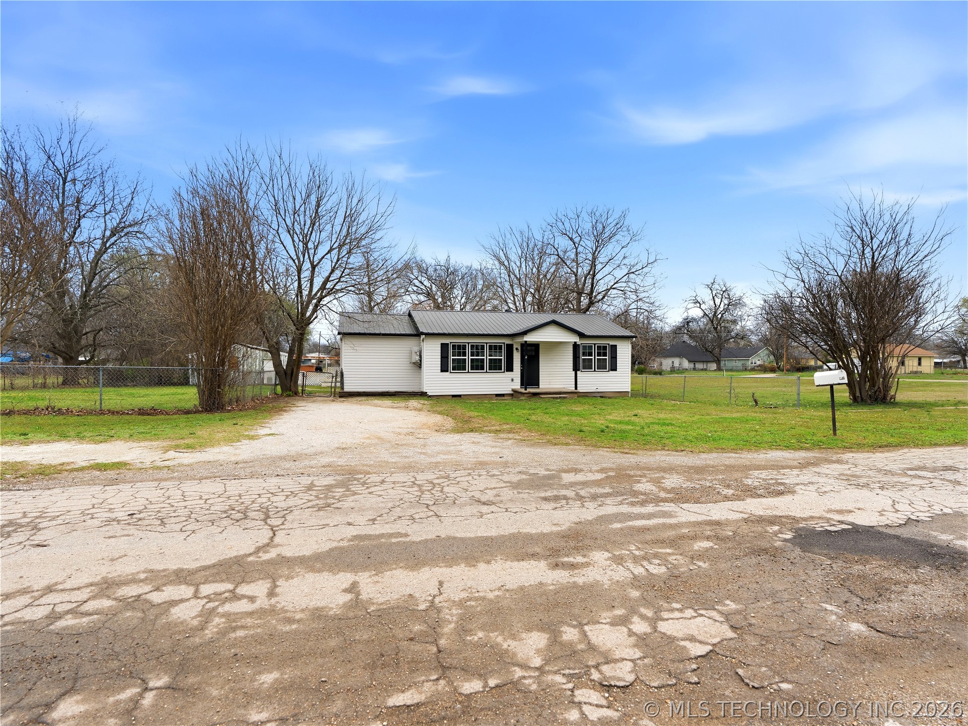 912 W 13th Street Property Photo 5