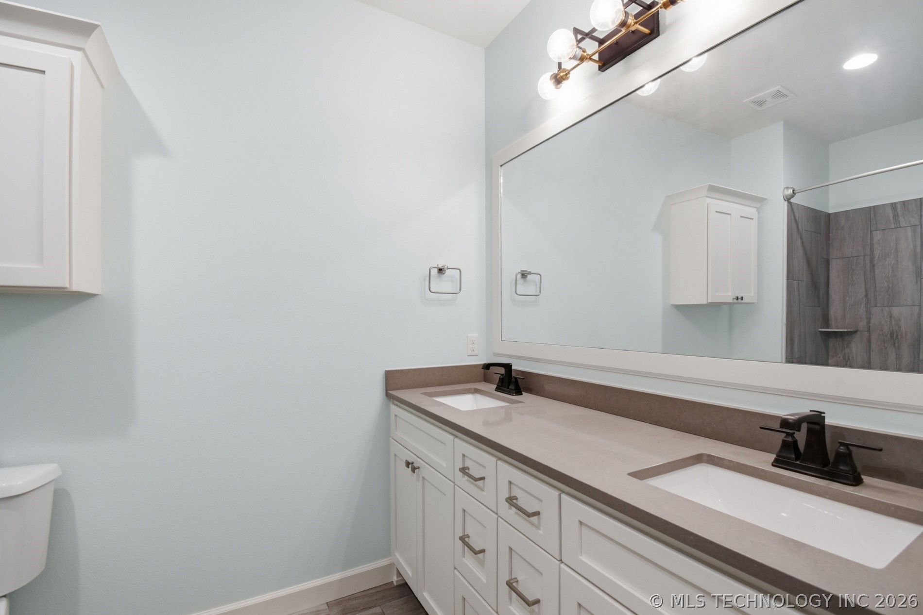 809 E Edgewater Place Property Photo 26