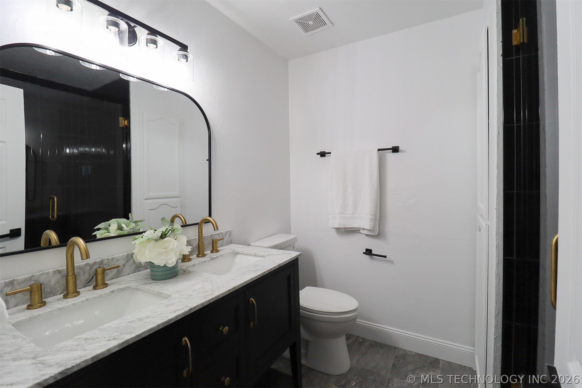 116 W 11th Street Property Photo 25
