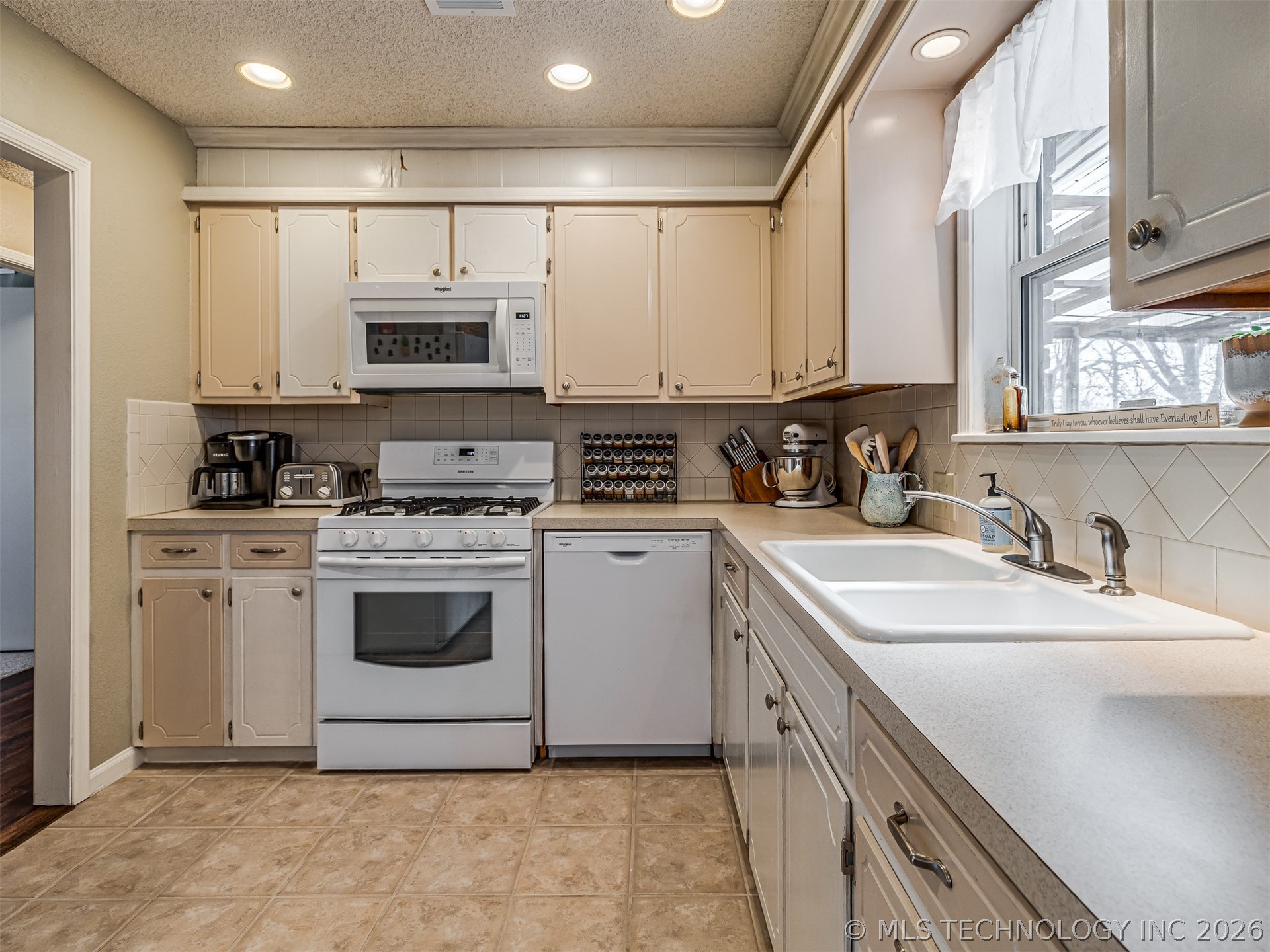 112 W Linda Street Property Photo 4