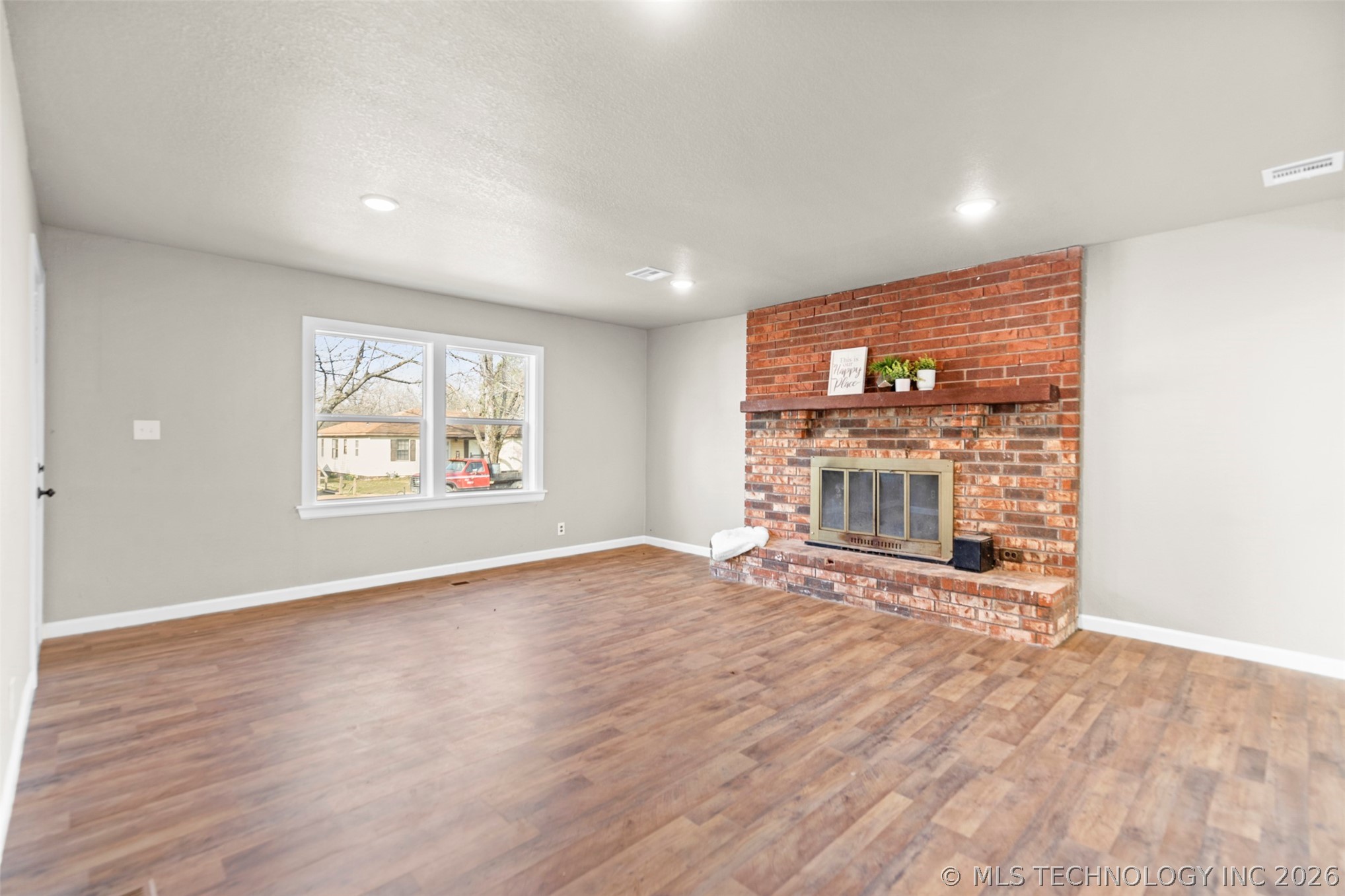 1860 S Armstrong Avenue Property Photo 4
