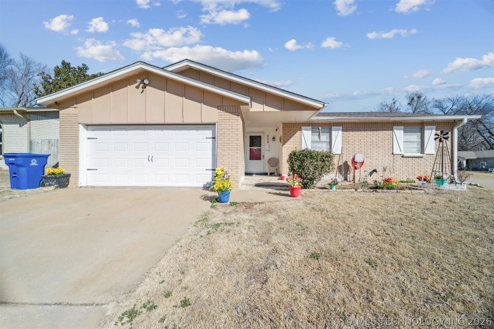 606 E Toledo Place Property Photo 1