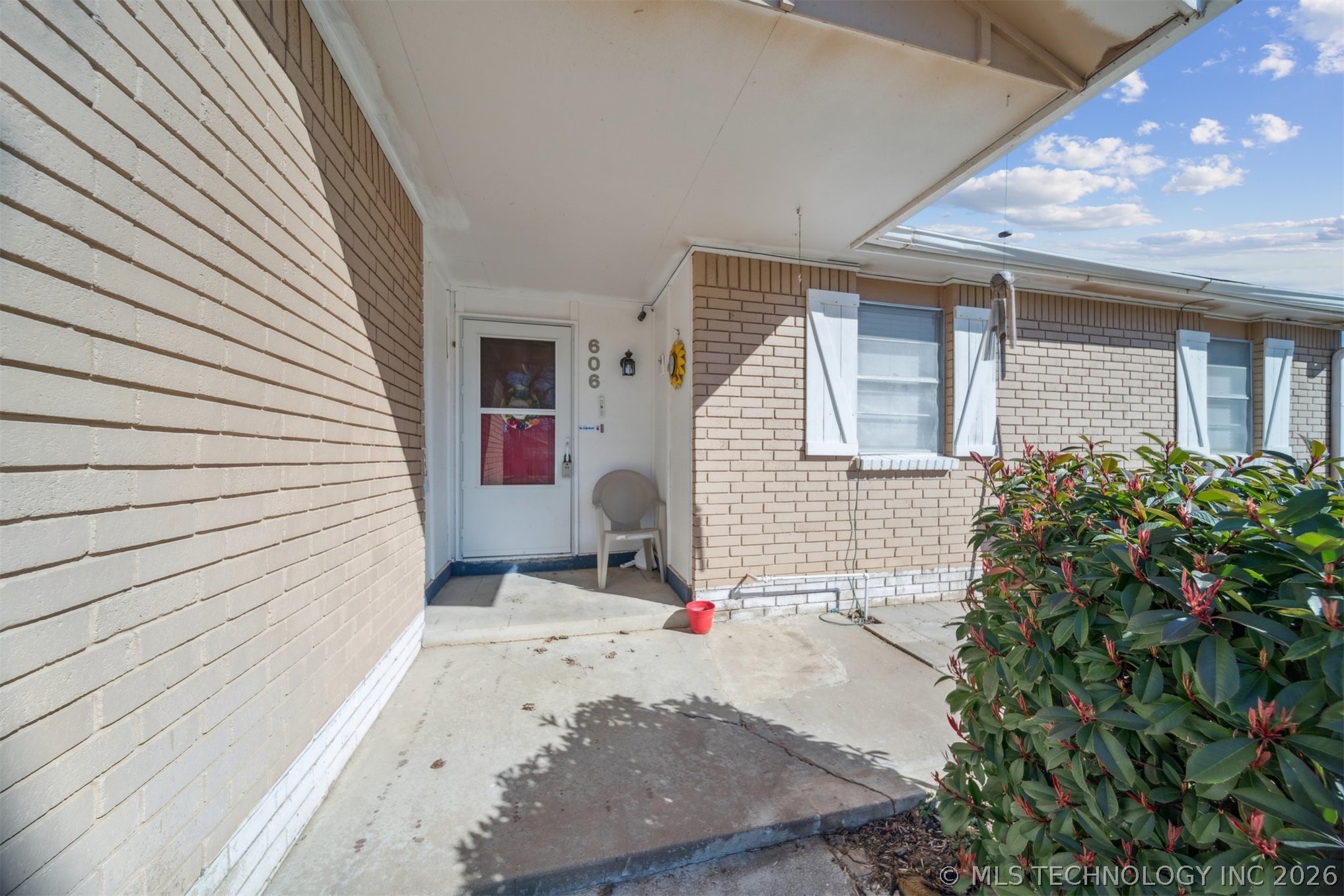 606 E Toledo Place Property Photo 2