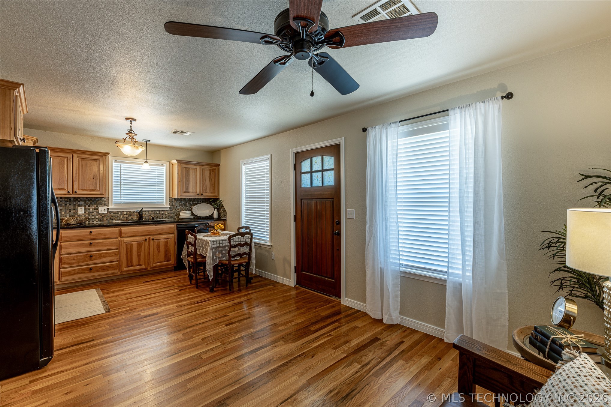 614 E 5th Street Property Photo 5