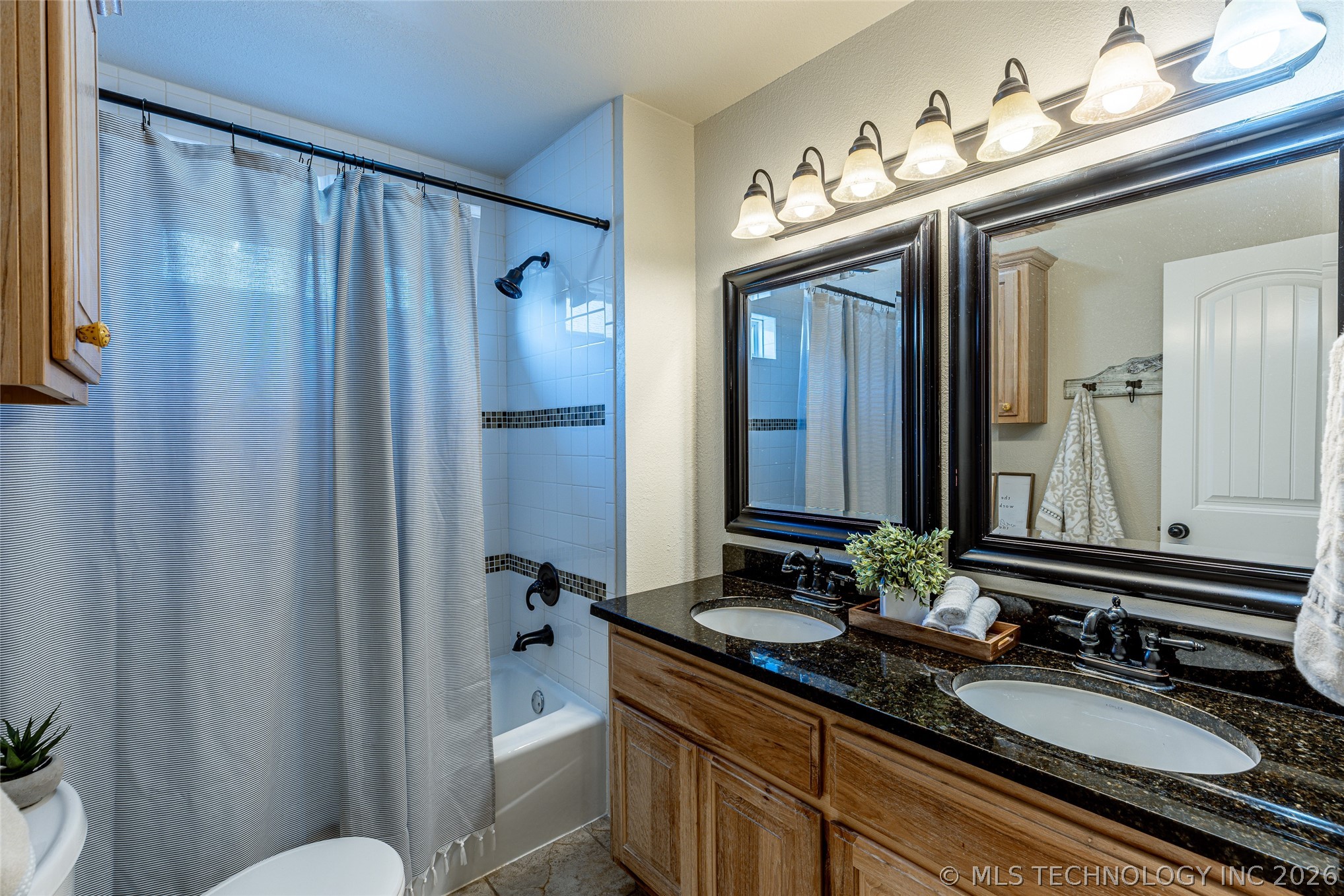 614 E 5th Street Property Photo 8