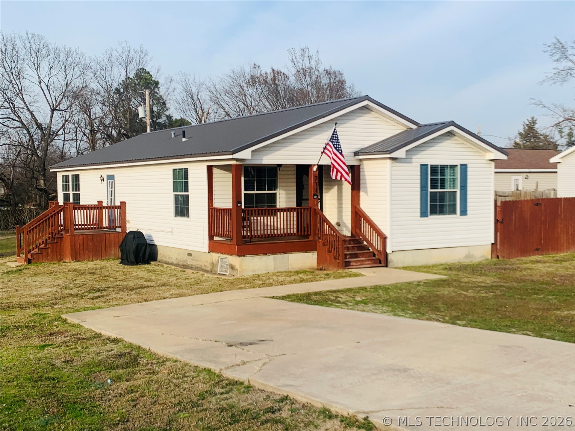 711 W Tyler Avenue Property Photo 1