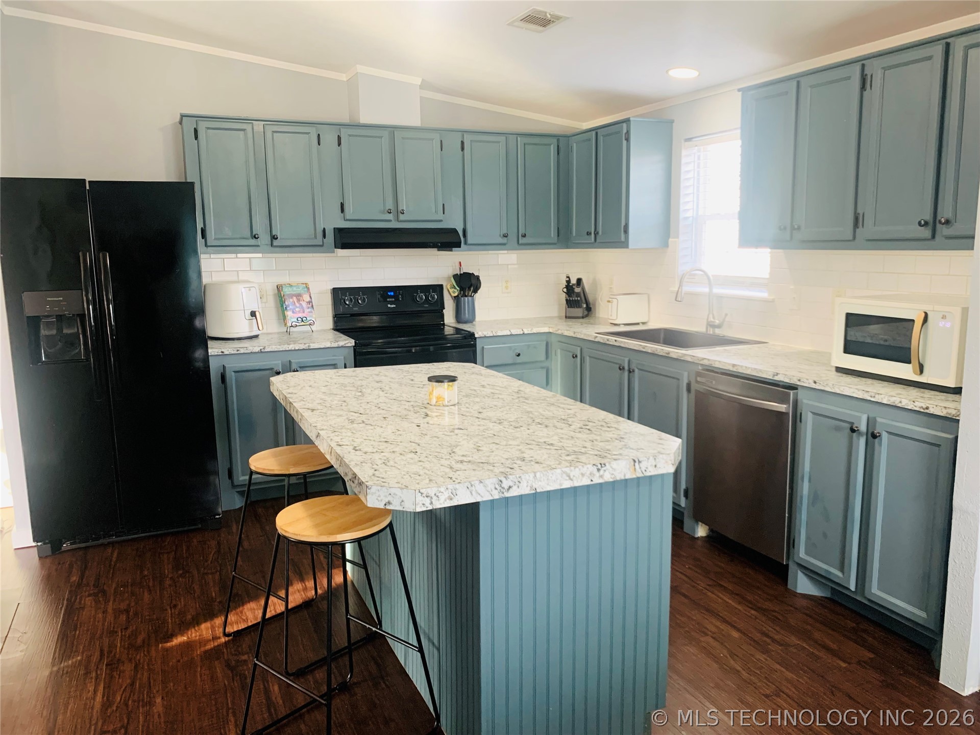 711 W Tyler Avenue Property Photo 9