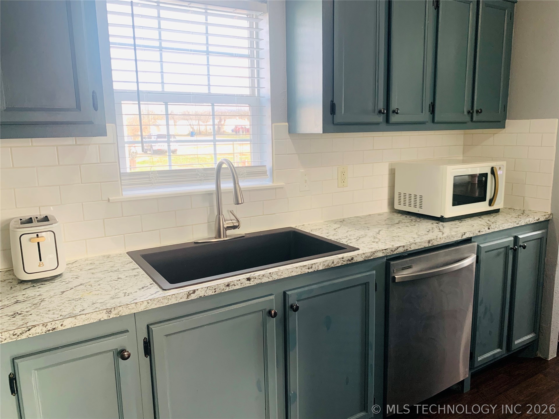 711 W Tyler Avenue Property Photo 11