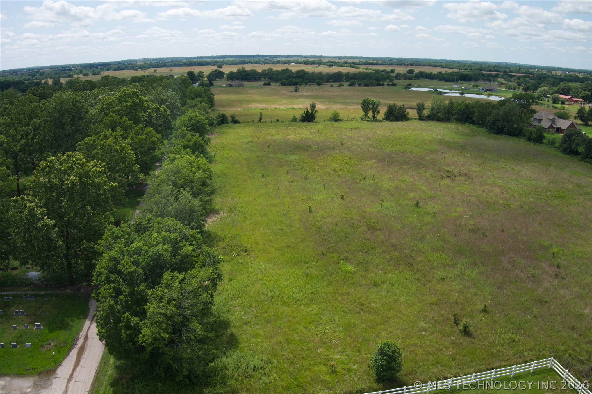 1140 S Pecan Street Property Photo 3