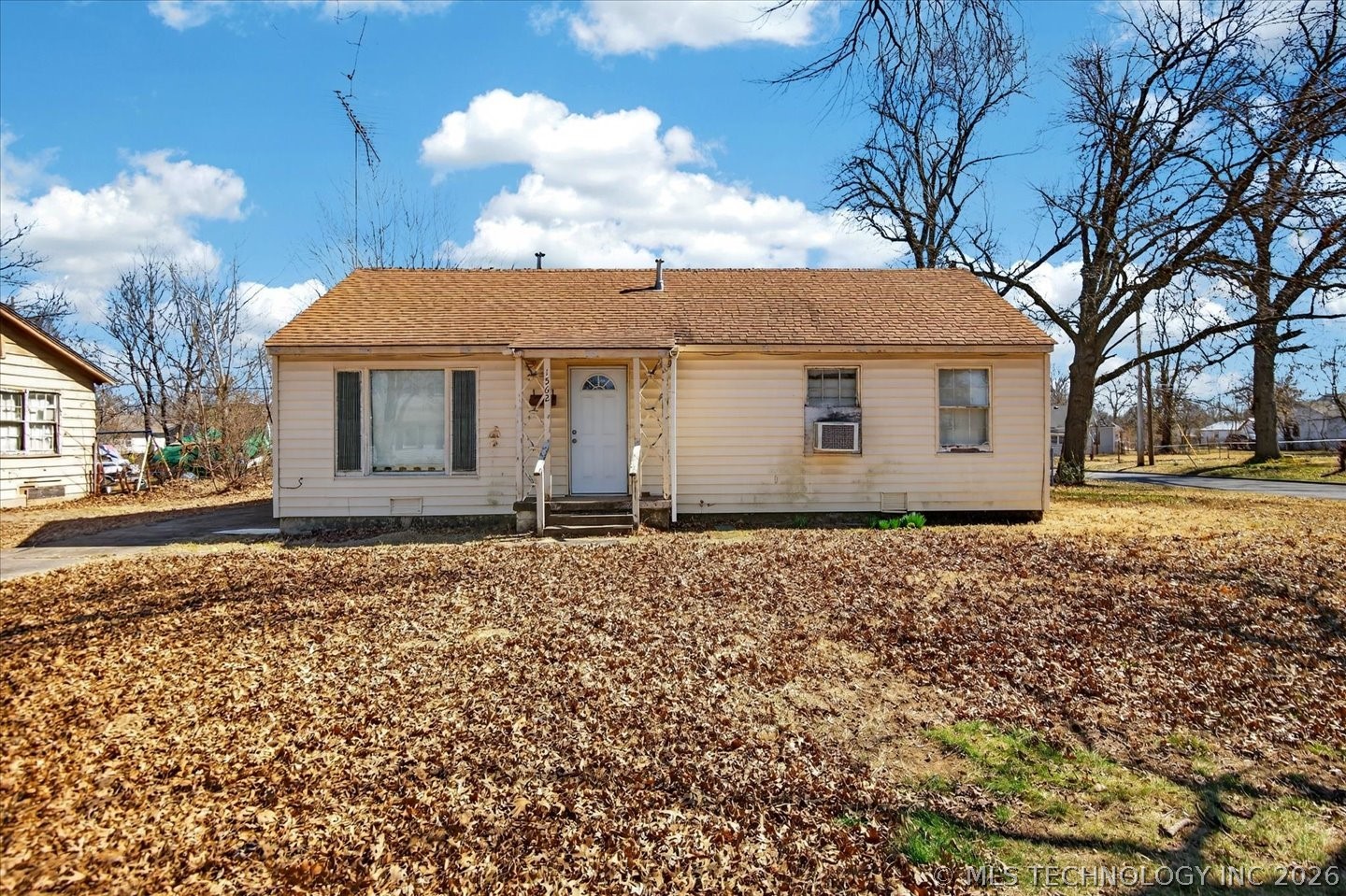 1562 S Hickory Avenue Property Photo 1