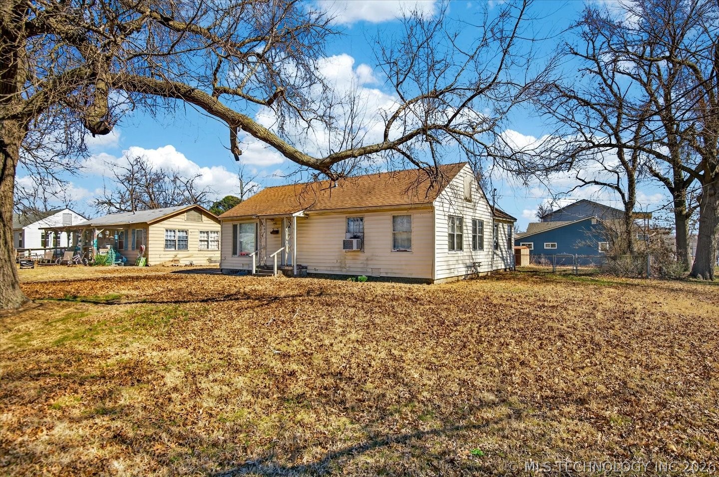 1562 S Hickory Avenue Property Photo 2