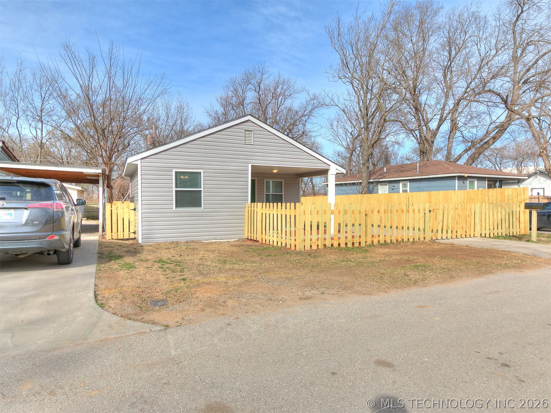 2320 N Atlanta Place Property Photo 2