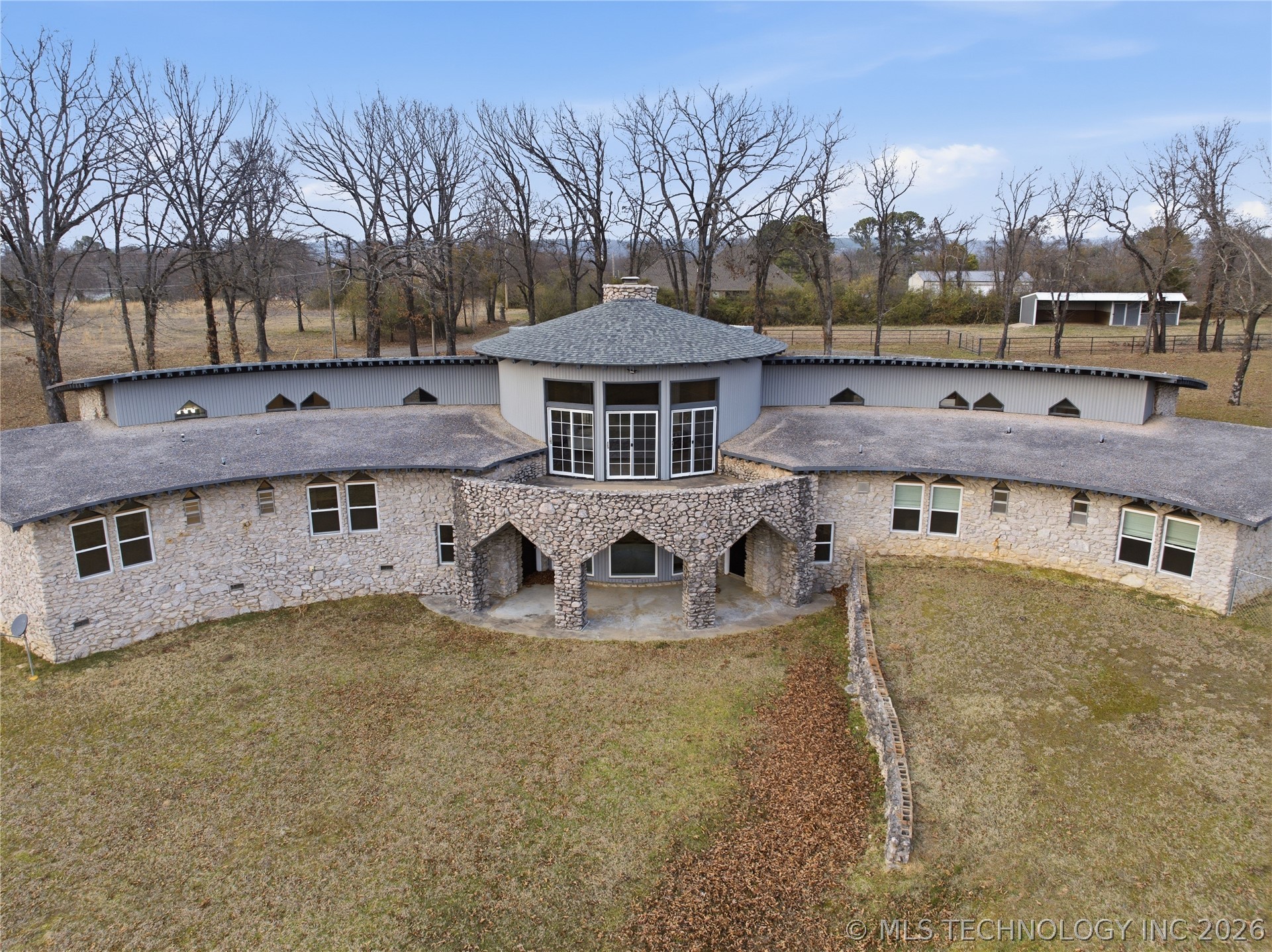 140 W Taylor Drive Property Photo 4