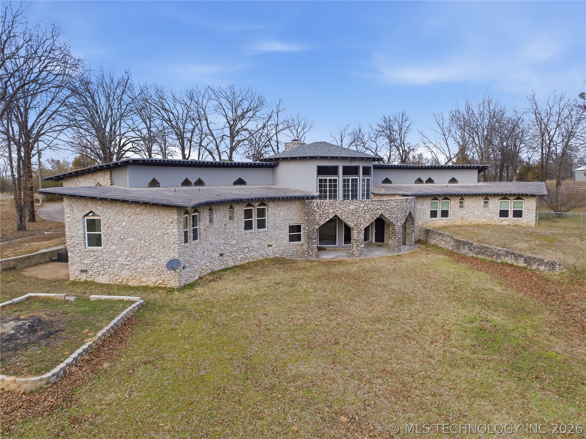 140 W Taylor Drive Property Photo 6