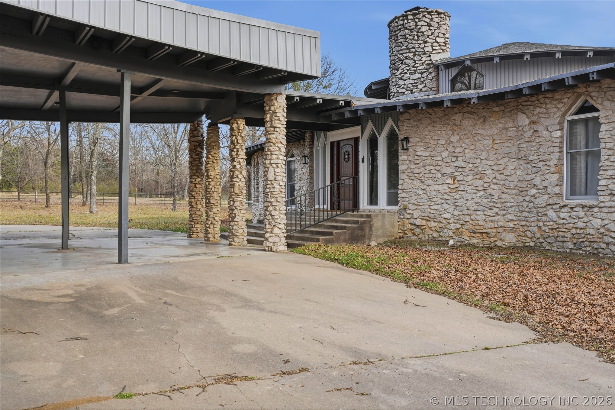 140 W Taylor Drive Property Photo 17