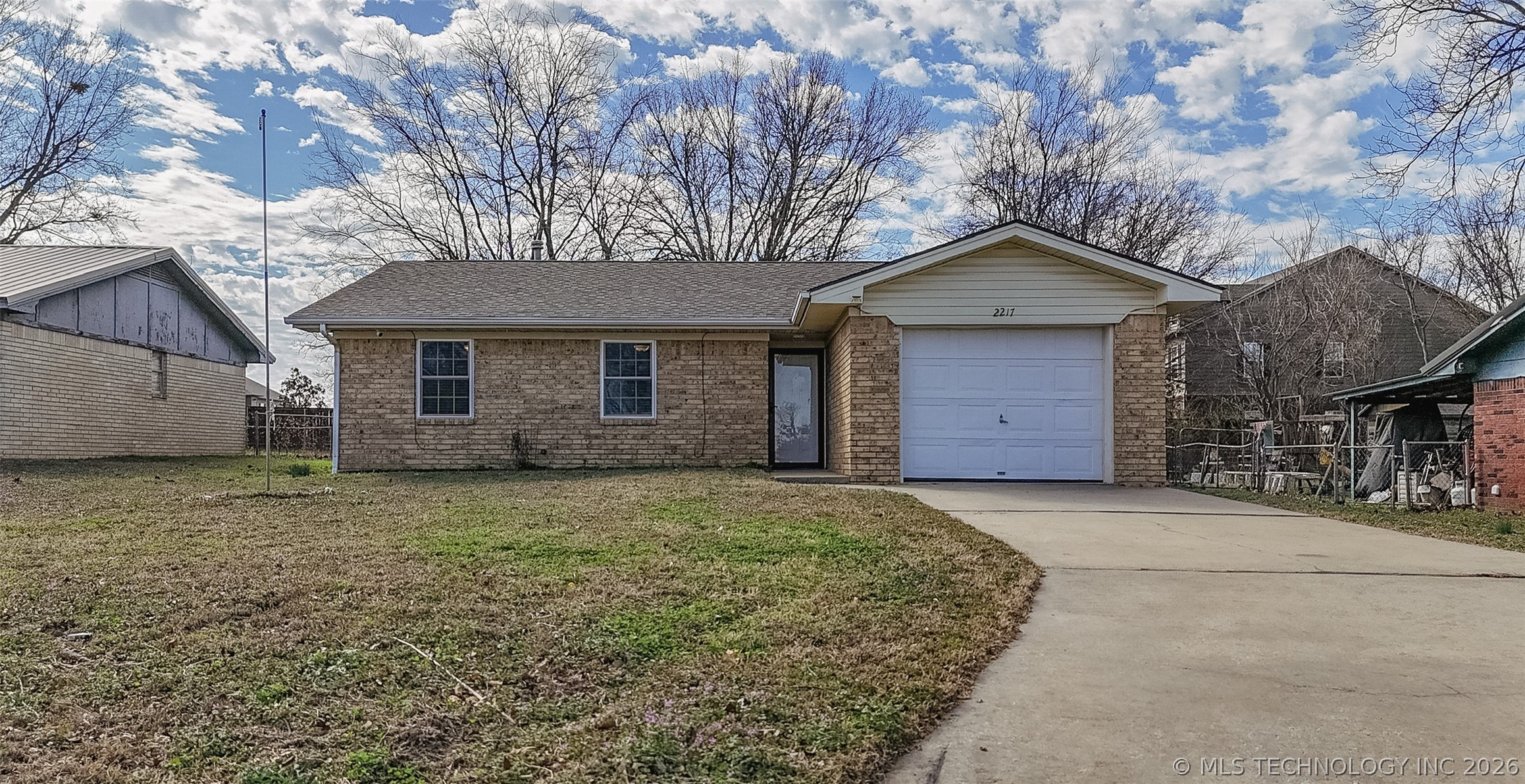 2217 E Meandering Way Property Photo 3