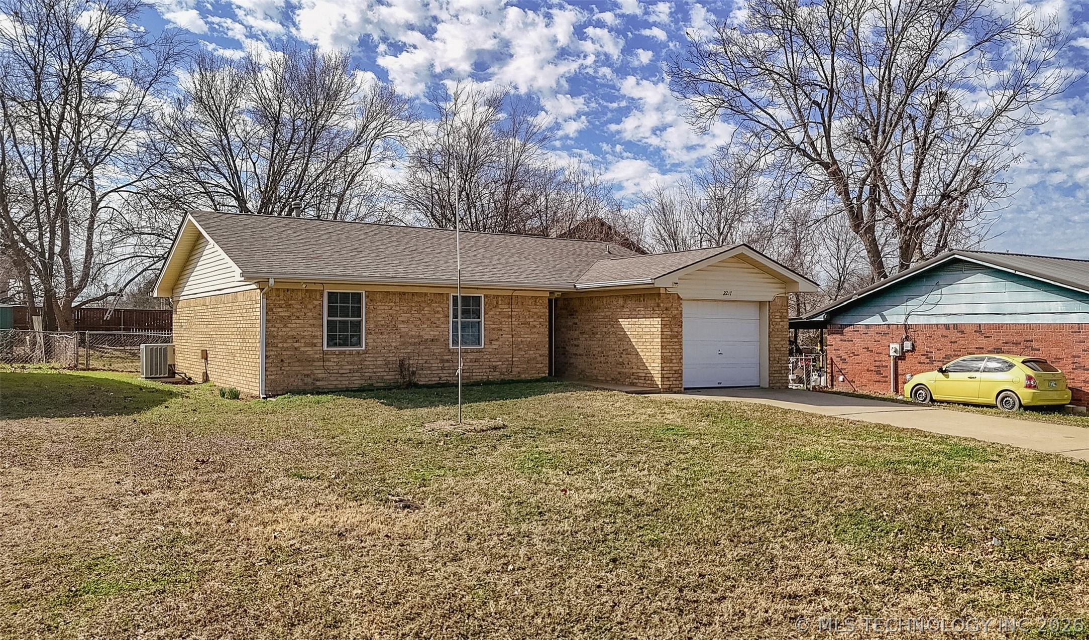 2217 E Meandering Way Property Photo 4