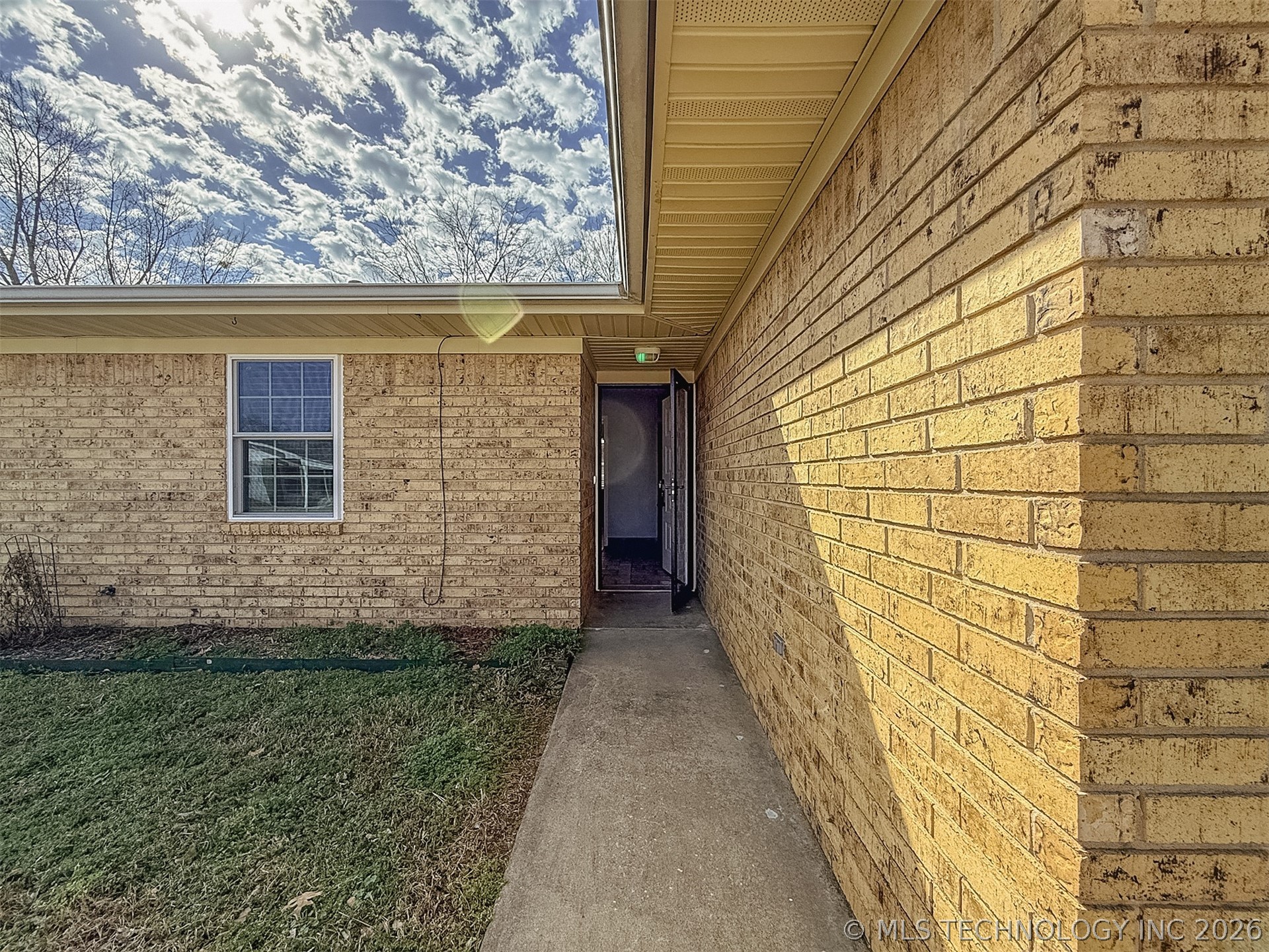 2217 E Meandering Way Property Photo 5